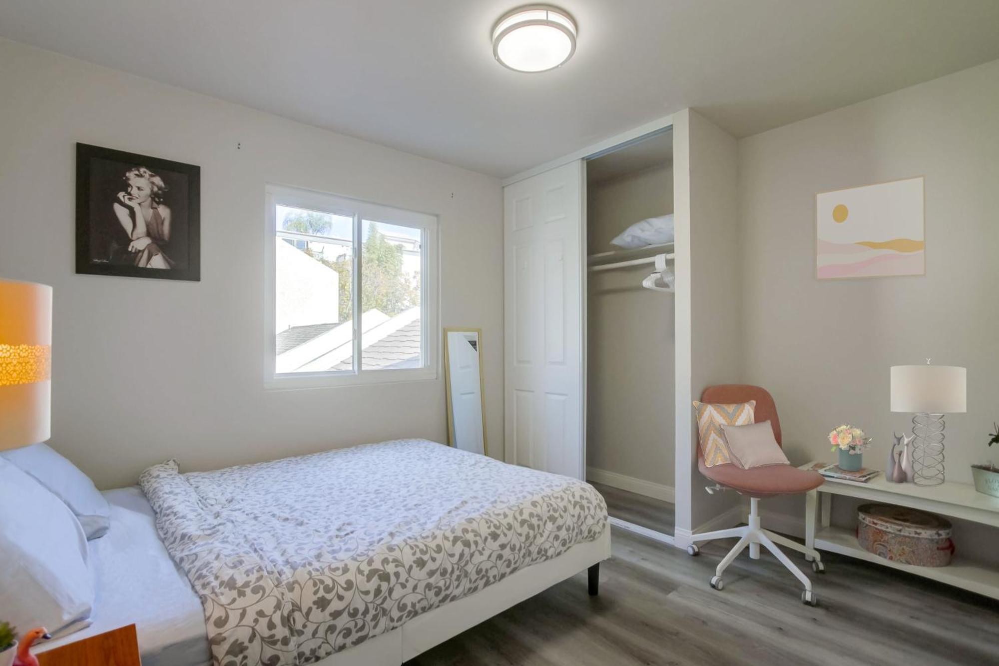 Entire Spacious 4-bedroom House W Free Pool Access, Garage & Parking In Prime Location Holiday home *