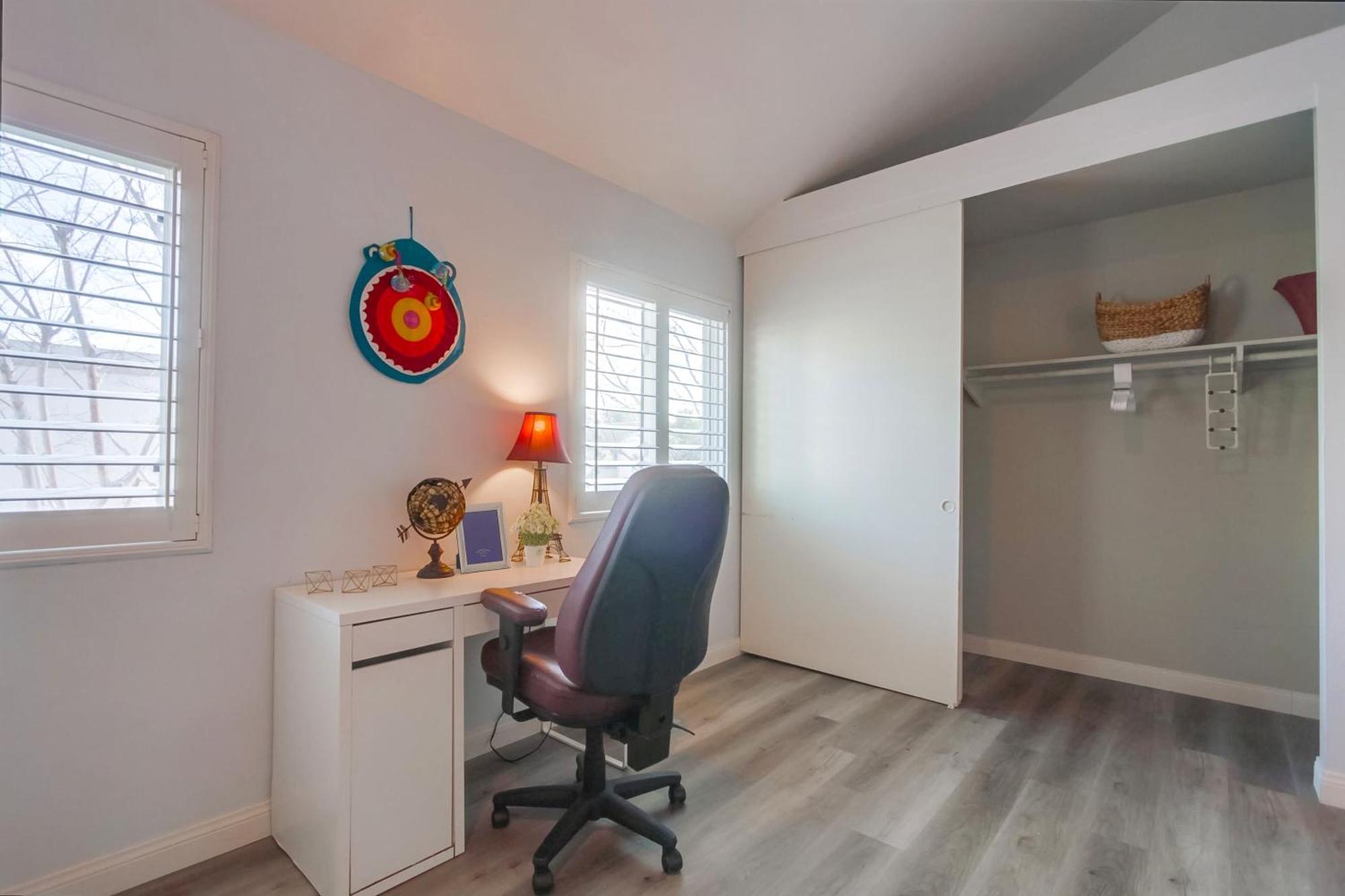 Entire Spacious 4-bedroom House W Free Pool Access, Garage & Parking In Prime Location Holiday home