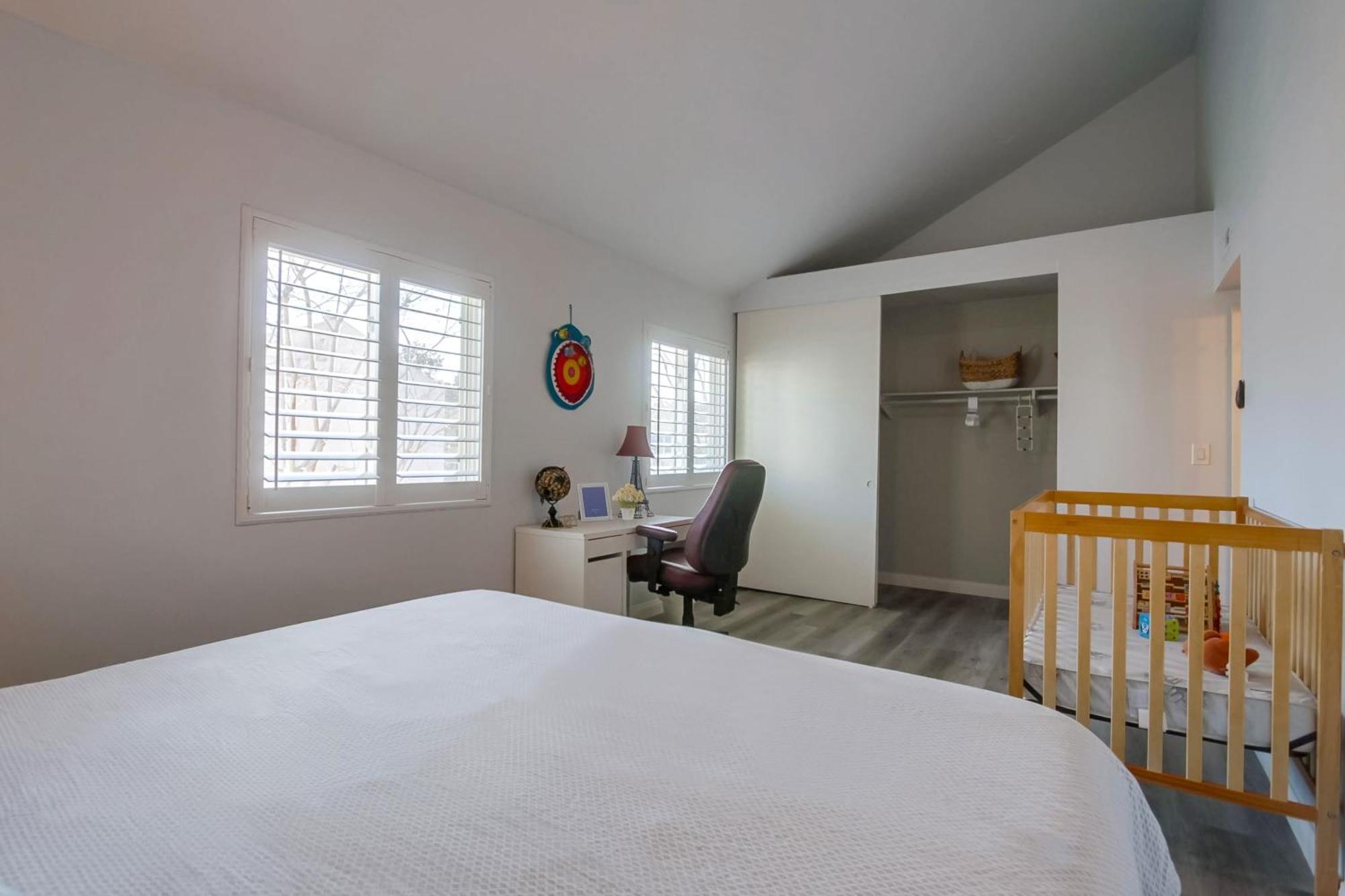 Holiday home Entire Spacious 4-bedroom House W Free Pool Access, Garage & Parking In Prime Location *