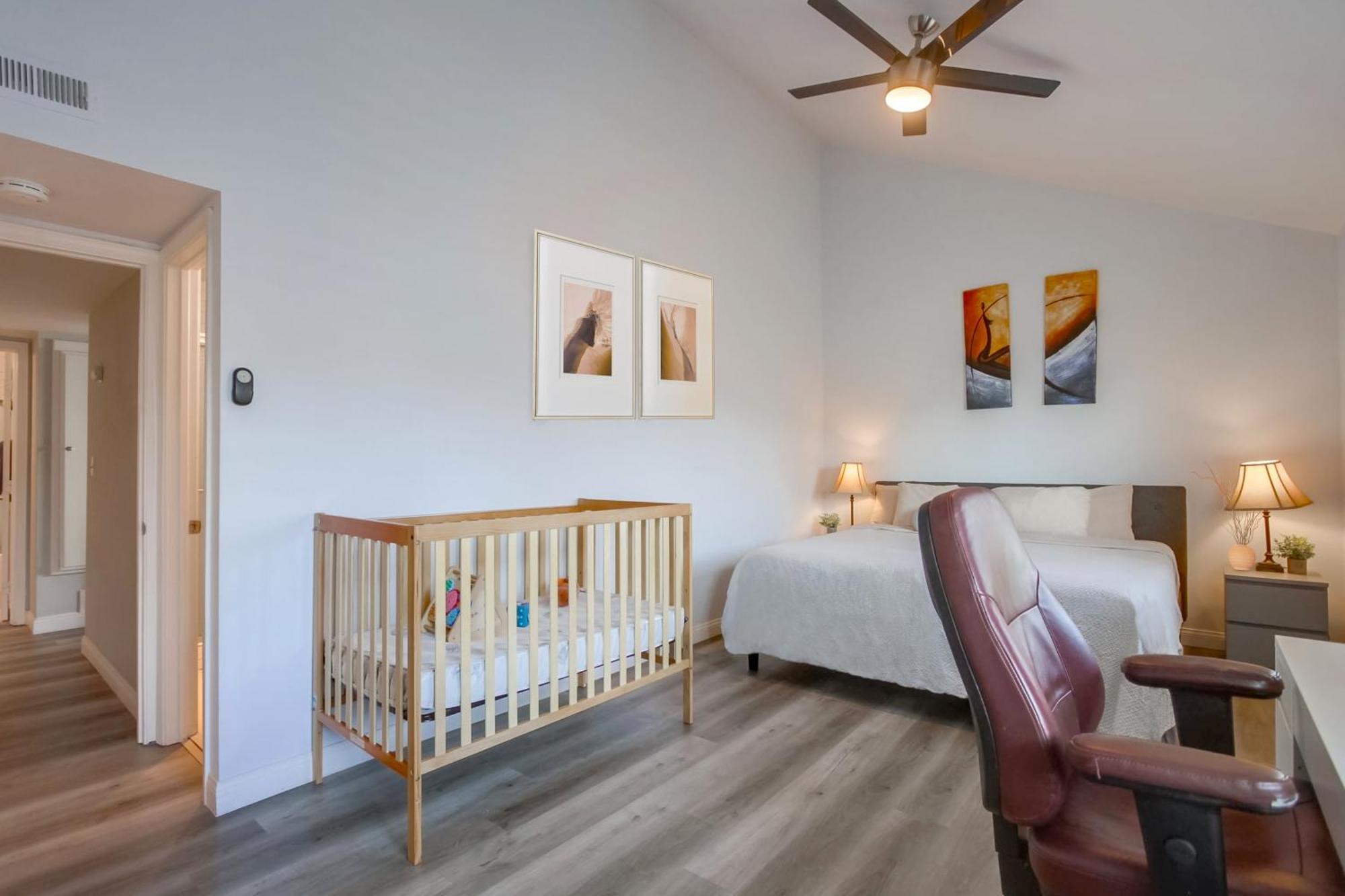 Entire Spacious 4-bedroom House W Free Pool Access, Garage & Parking In Prime Location *