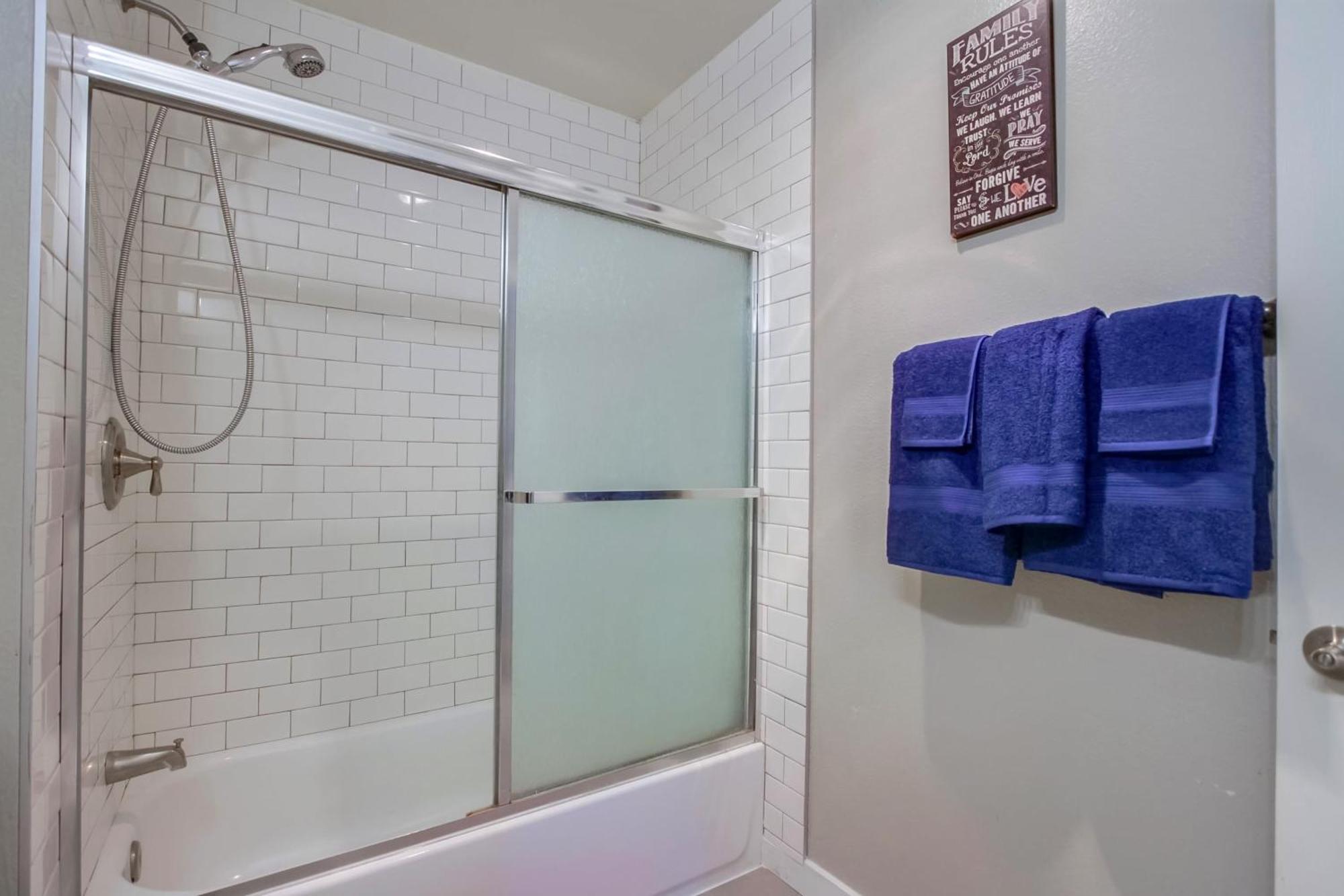 Entire Spacious 4-bedroom House W Free Pool Access, Garage & Parking In Prime Location
