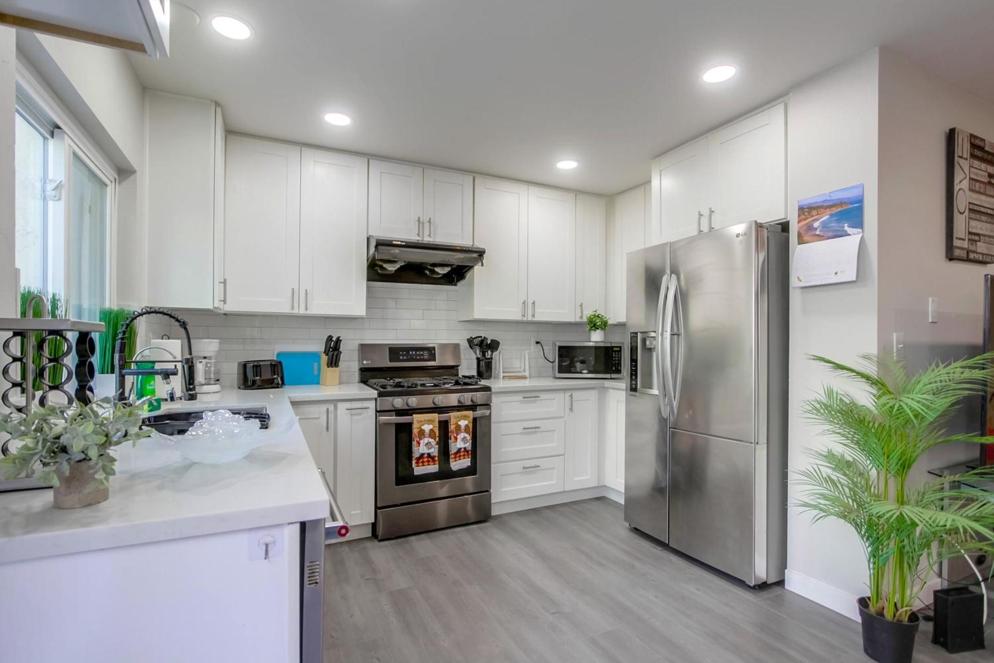 Entire Spacious 4-bedroom House W Free Pool Access, Garage & Parking In Prime Location * San Diego