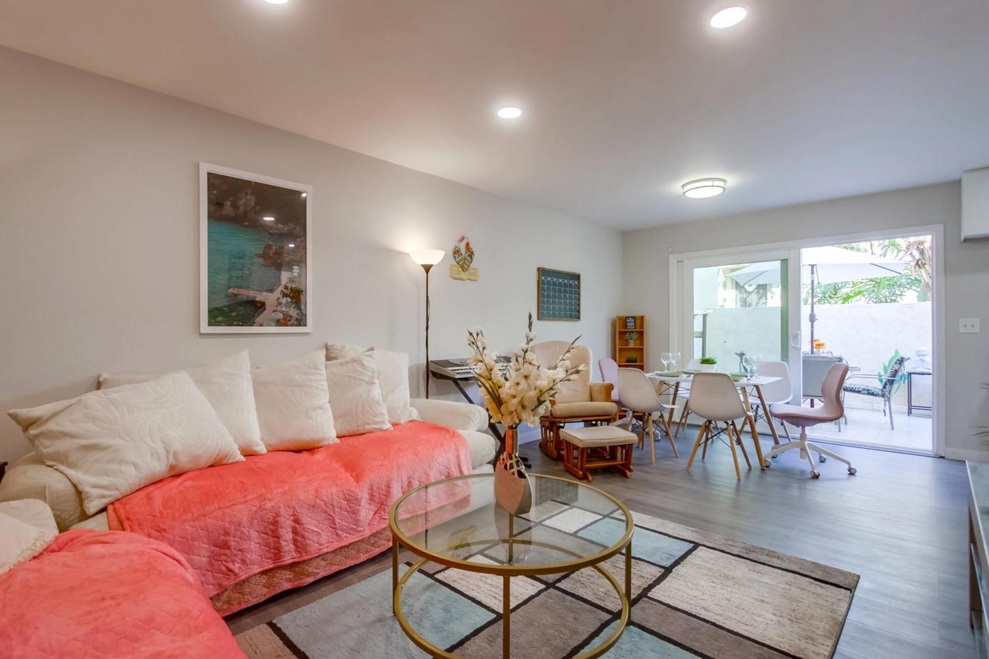 Holiday home Entire Spacious 4-bedroom House W Free Pool Access, Garage & Parking In Prime Location *