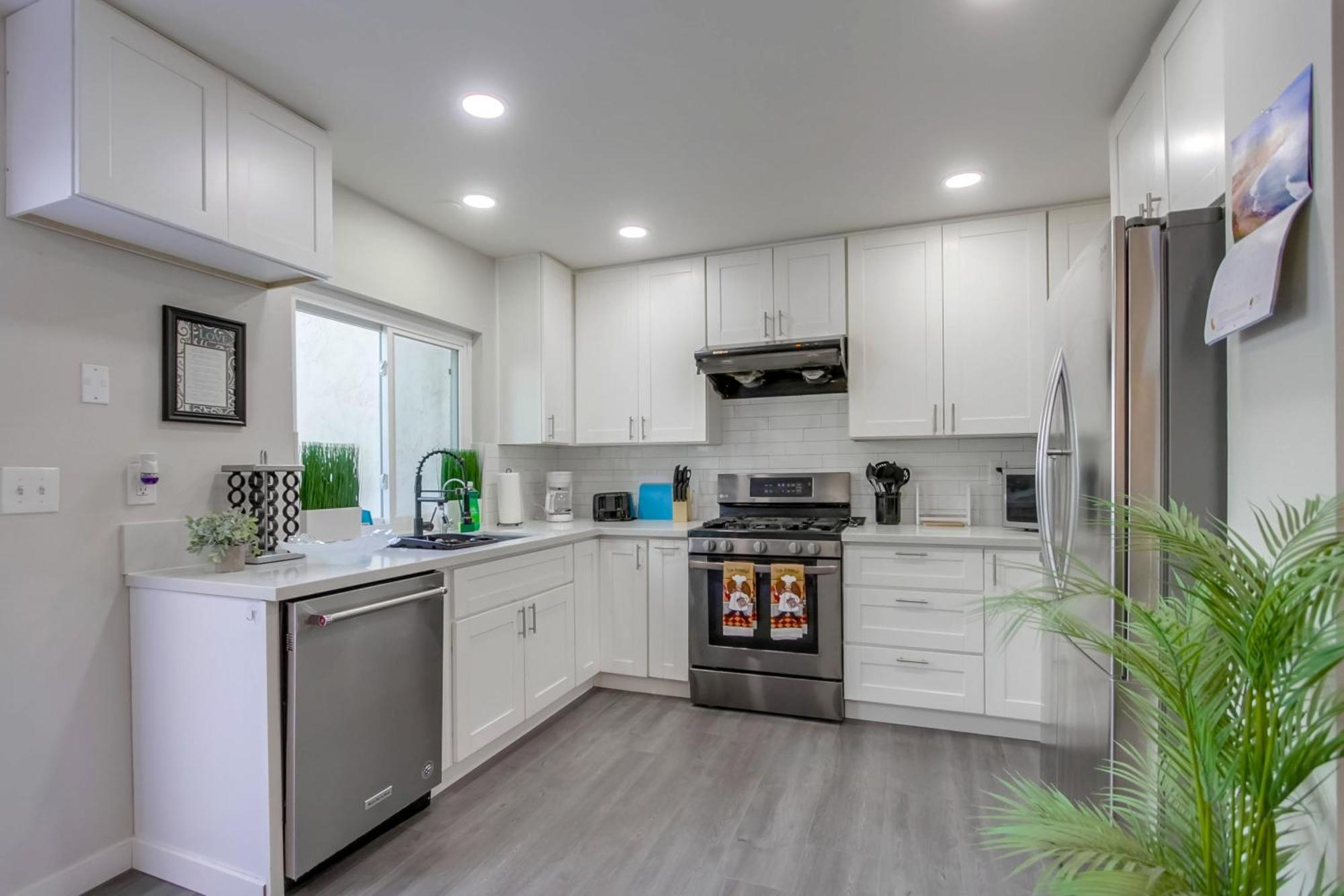 Entire Spacious 4-bedroom House W Free Pool Access, Garage & Parking In Prime Location Holiday home *