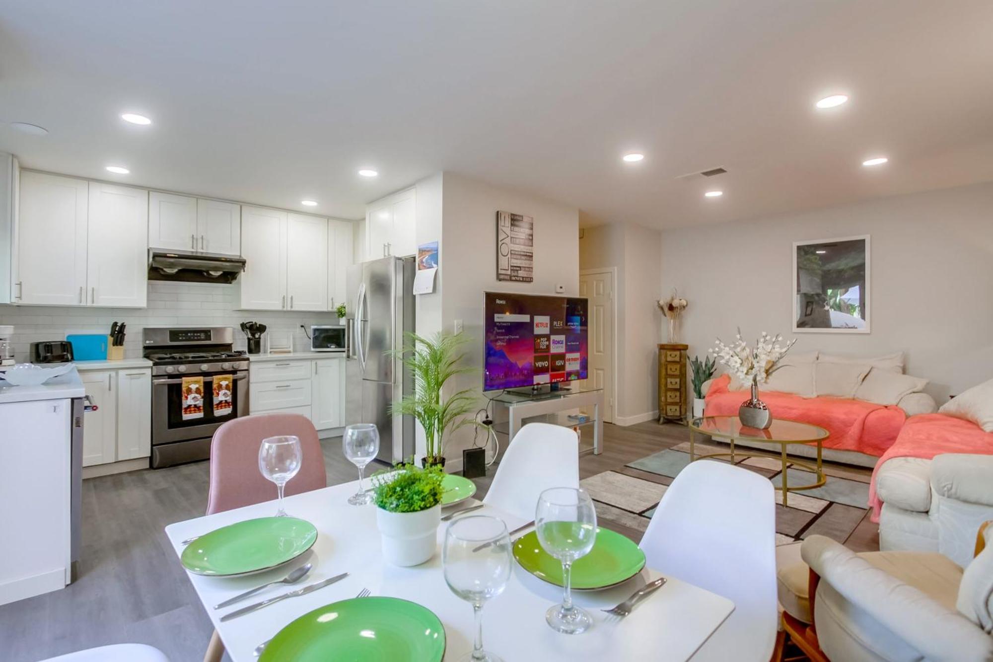 Holiday home Entire Spacious 4-bedroom House W Free Pool Access, Garage & Parking In Prime Location San Diego