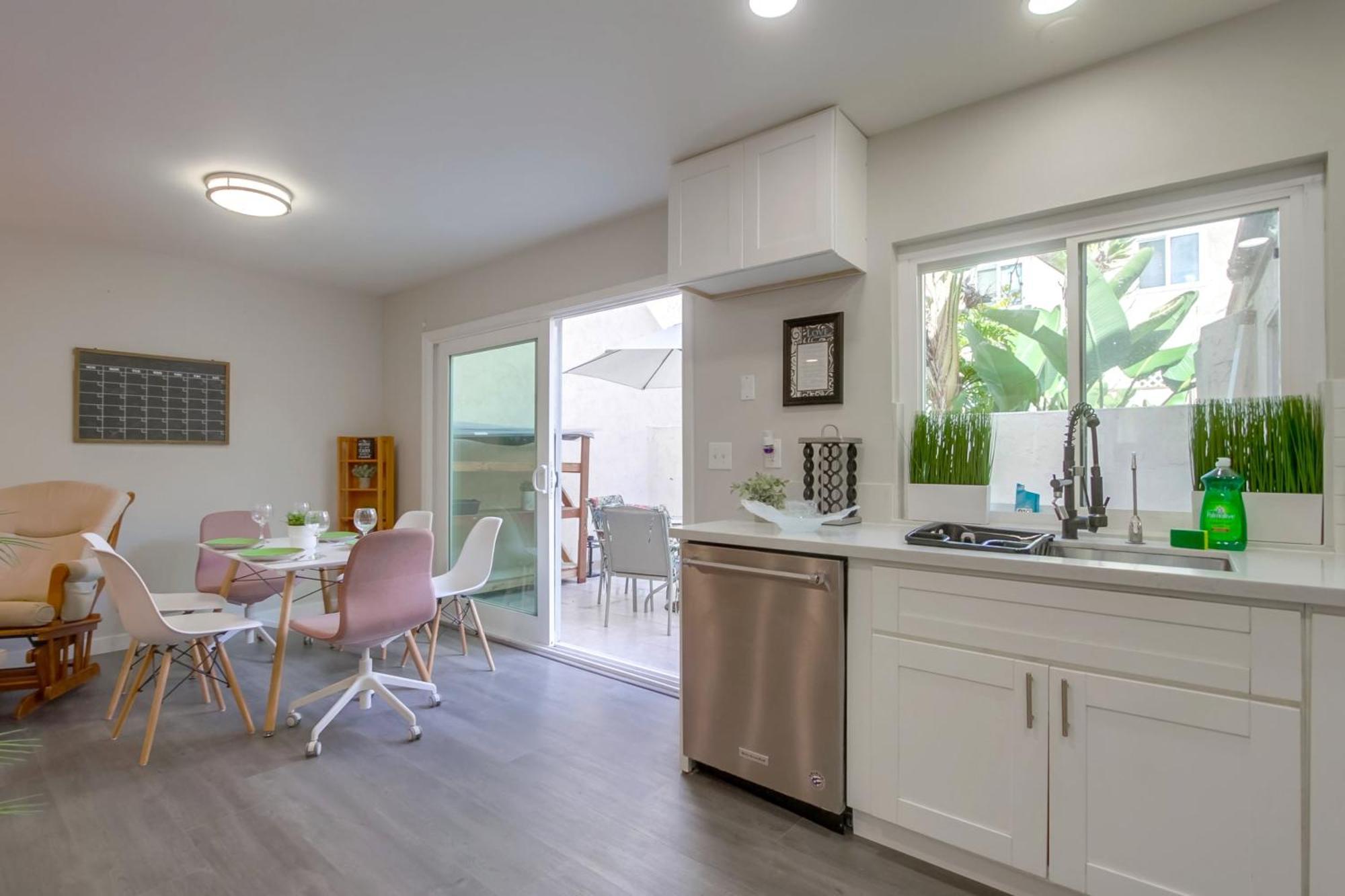Holiday home Entire Spacious 4-bedroom House W Free Pool Access, Garage & Parking In Prime Location