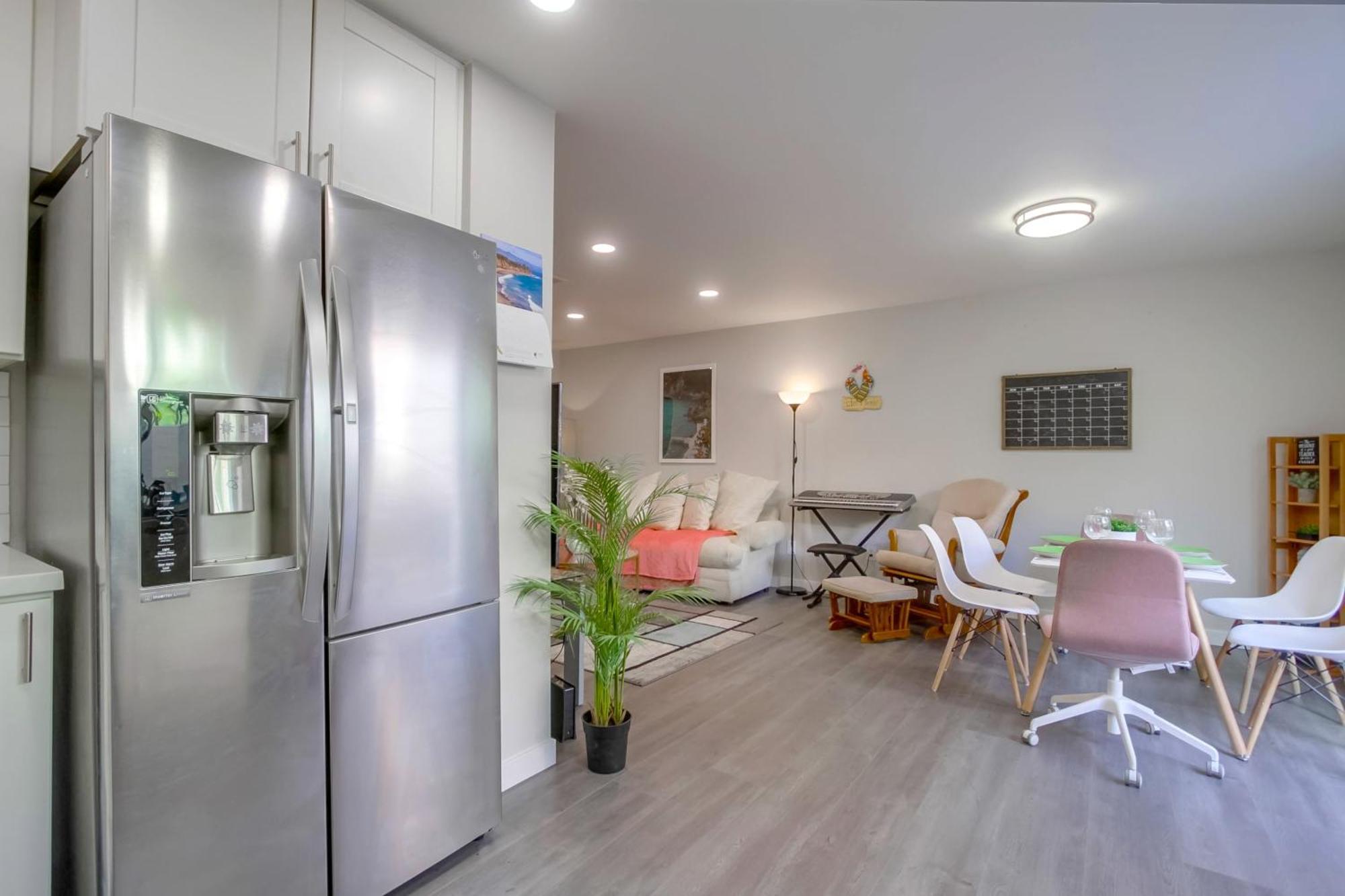 Entire Spacious 4-bedroom House W Free Pool Access, Garage & Parking In Prime Location Holiday home San Diego