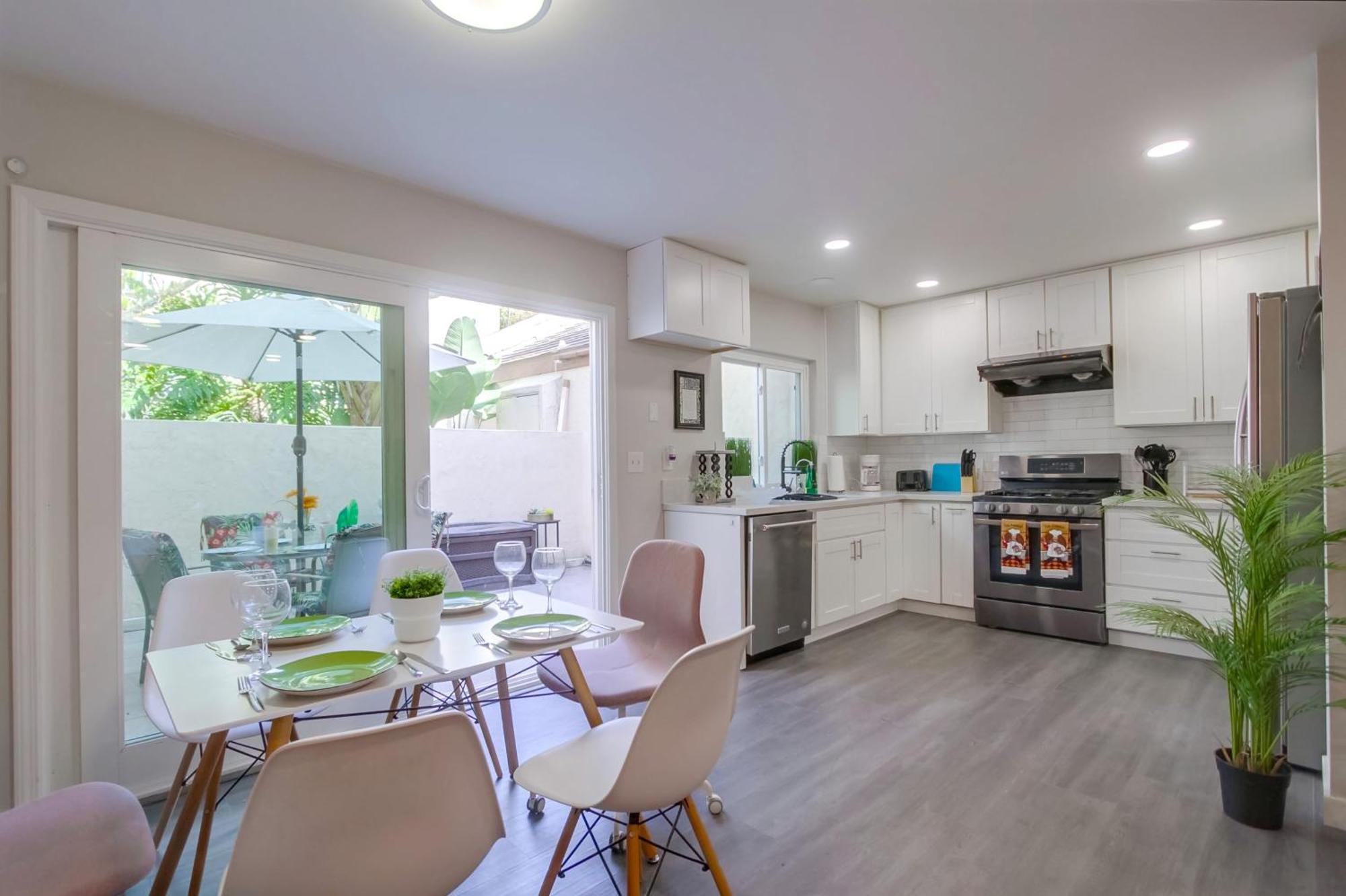 Entire Spacious 4-bedroom House W Free Pool Access, Garage & Parking In Prime Location Holiday home