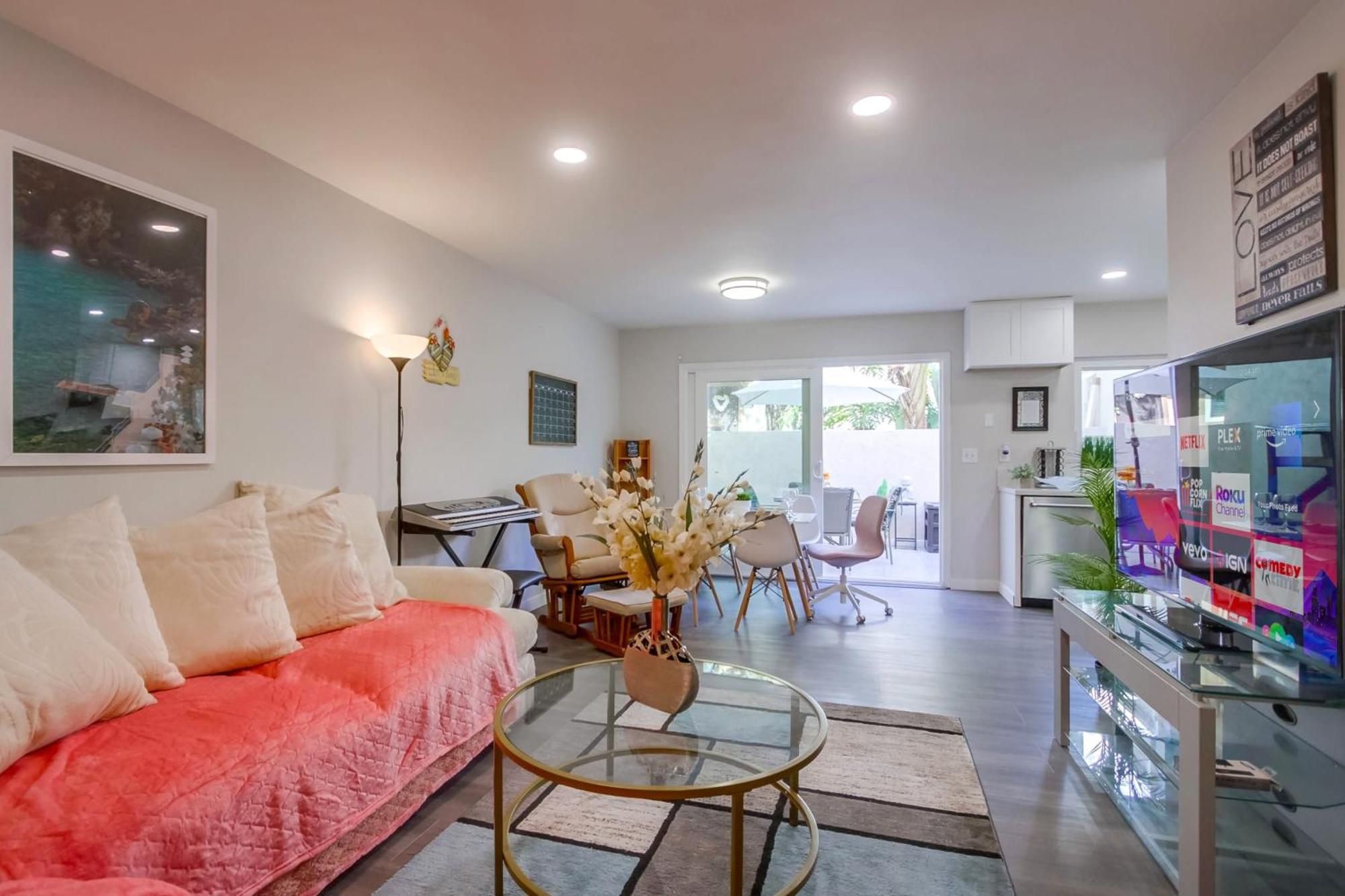 Holiday home Entire Spacious 4-bedroom House W Free Pool Access, Garage & Parking In Prime Location *
