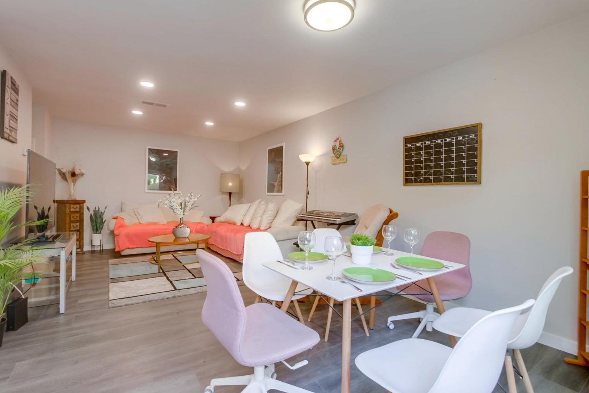 Entire Spacious 4-bedroom House W Free Pool Access, Garage & Parking In Prime Location *
