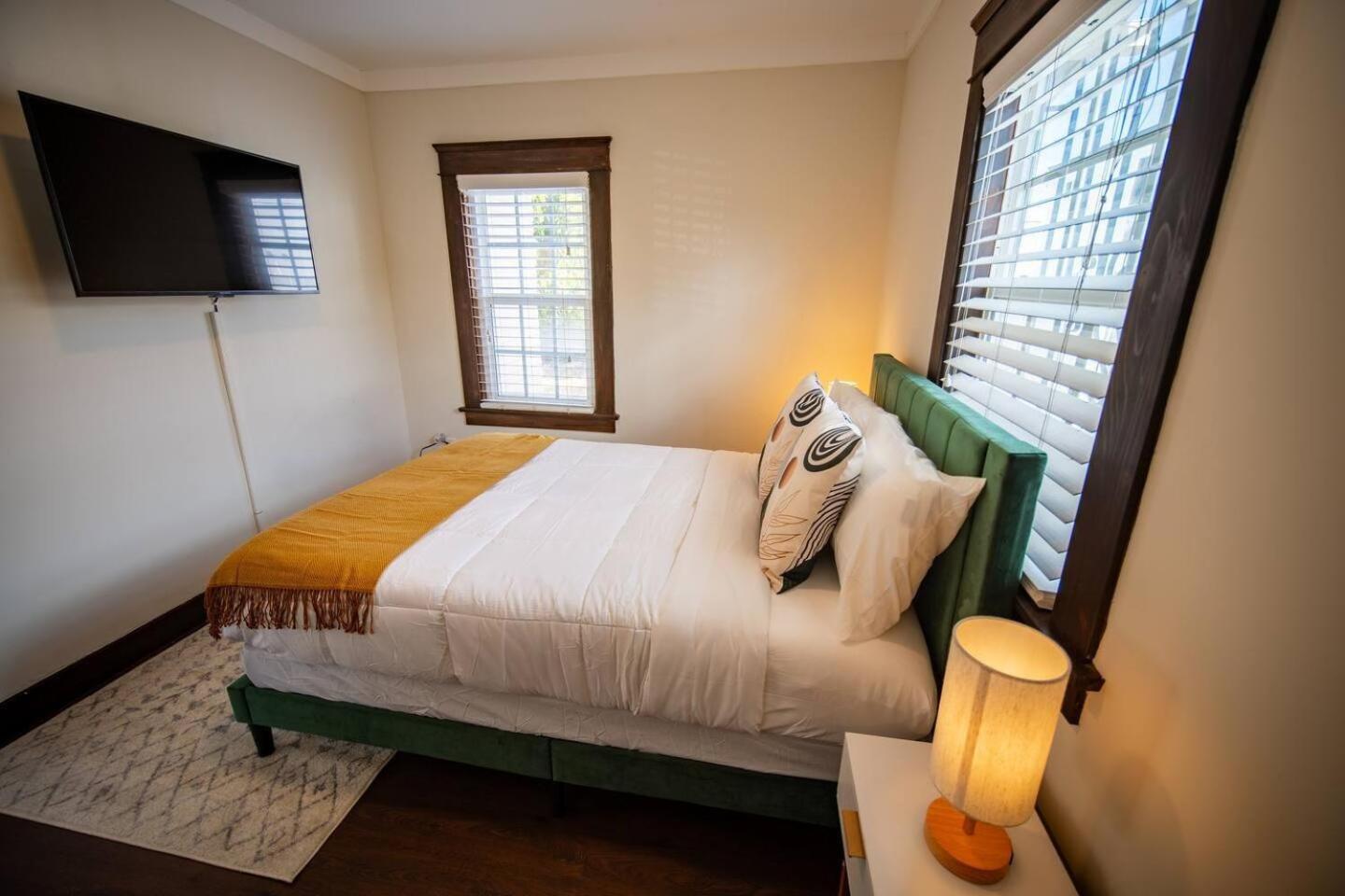 Sunny Retreat Near Zoo, Beach & Downtown Holiday home