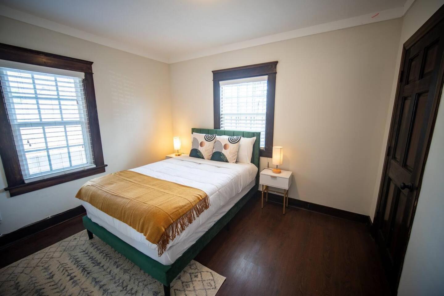Sunny Retreat Near Zoo, Beach & Downtown Holiday home