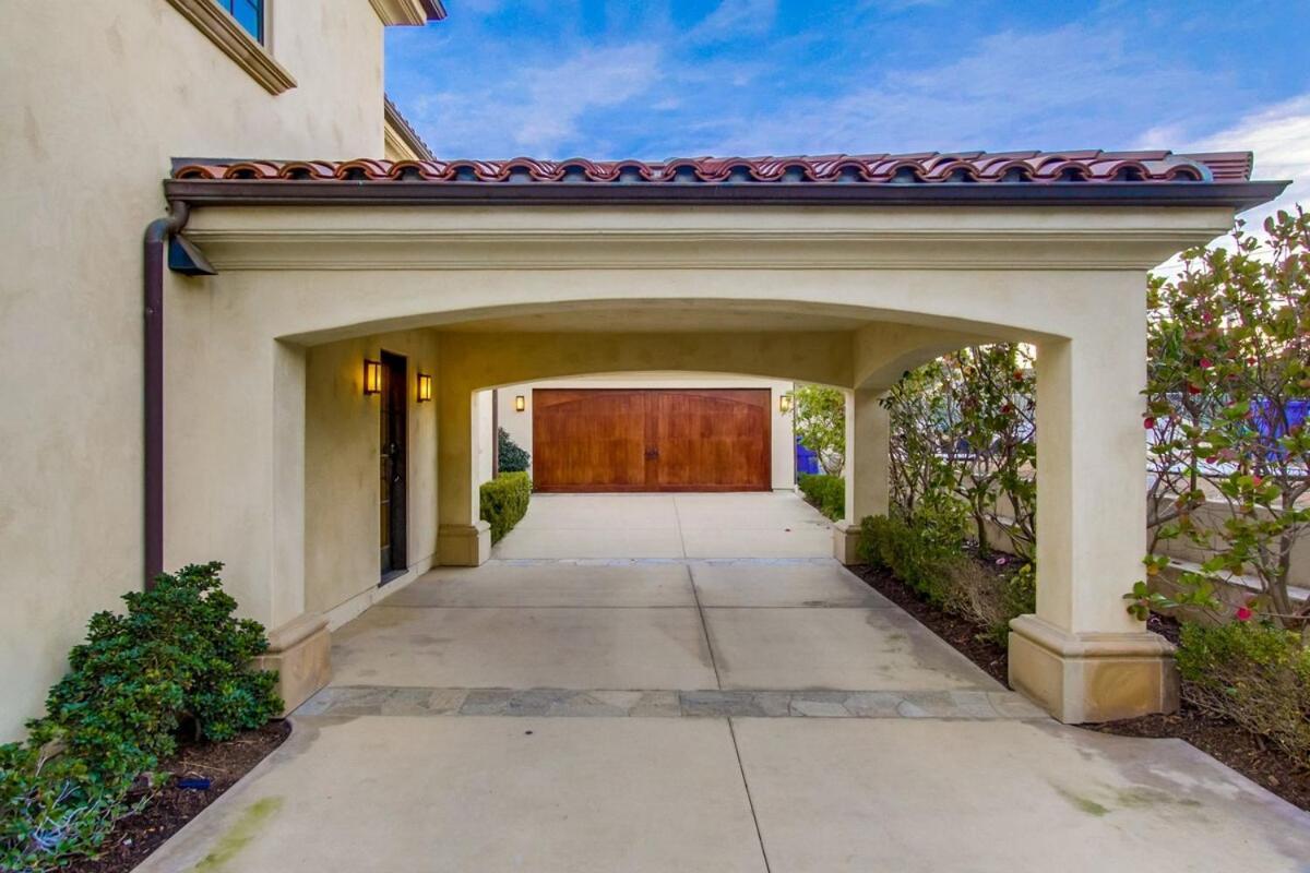 Mediterranean Beauty With Rooftop Deck And Views San Diego
