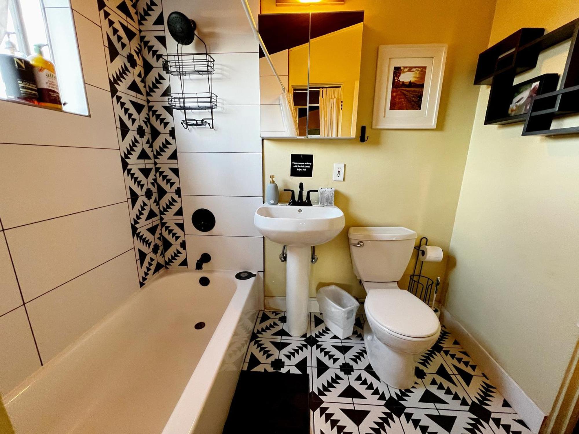 Apartment Sunset Haven: Lakeside Charm In Ocean *