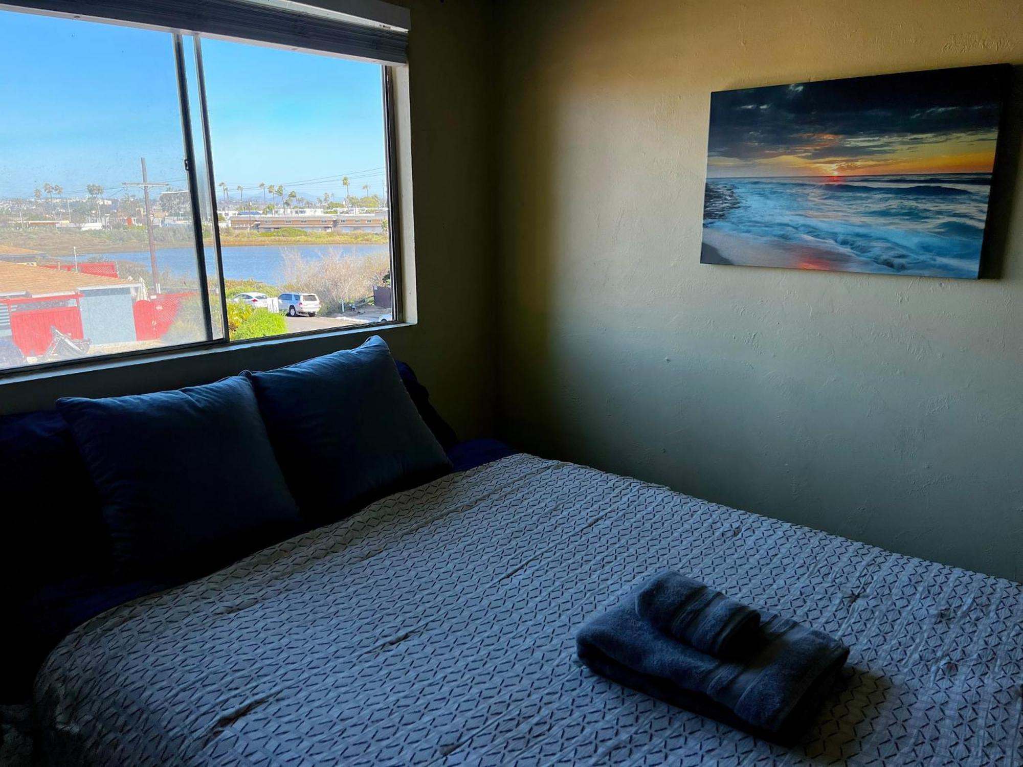 Sunset Haven: Lakeside Charm In Ocean Apartment