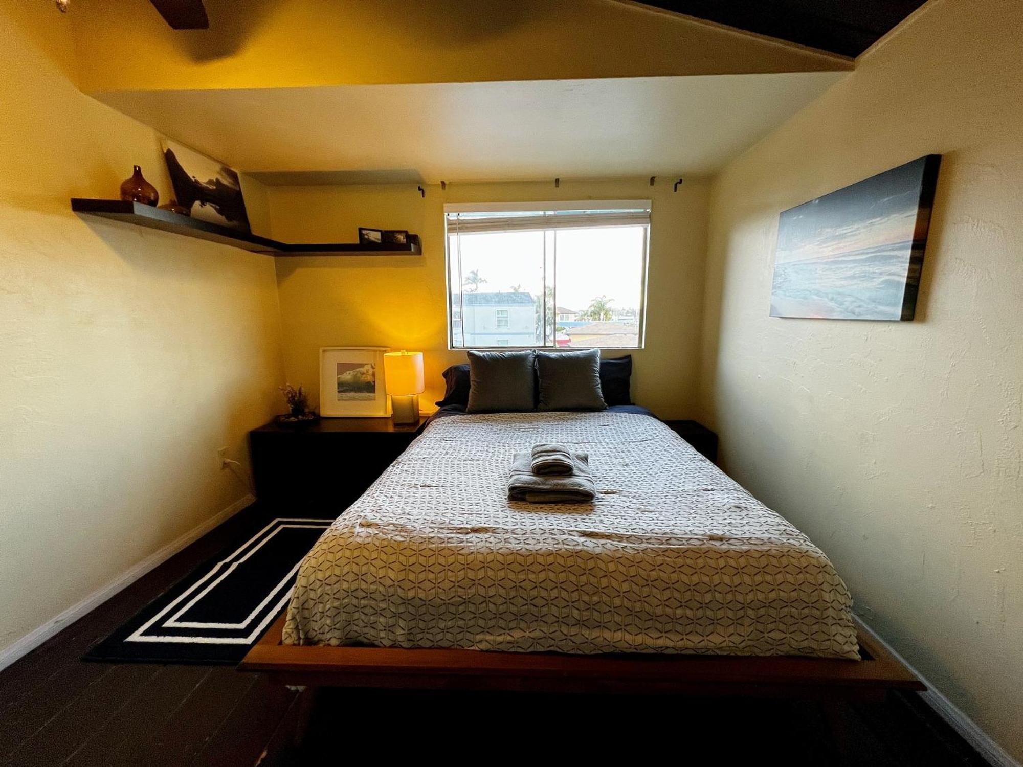 Sunset Haven: Lakeside Charm In Ocean Apartment San Diego