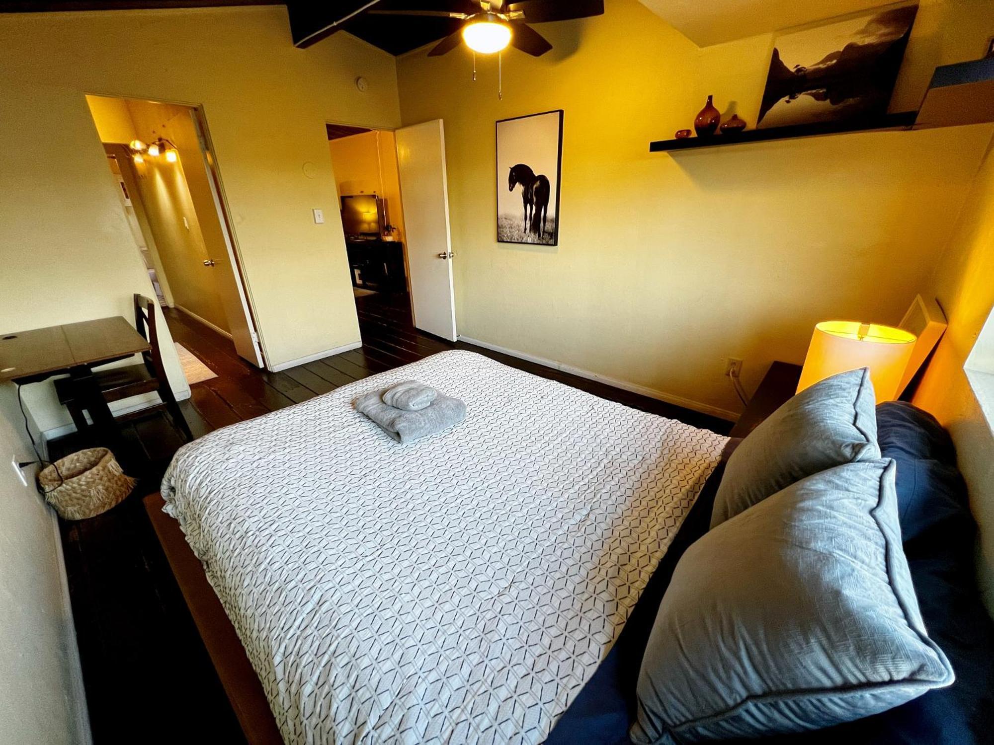 Sunset Haven: Lakeside Charm In Ocean Apartment San Diego