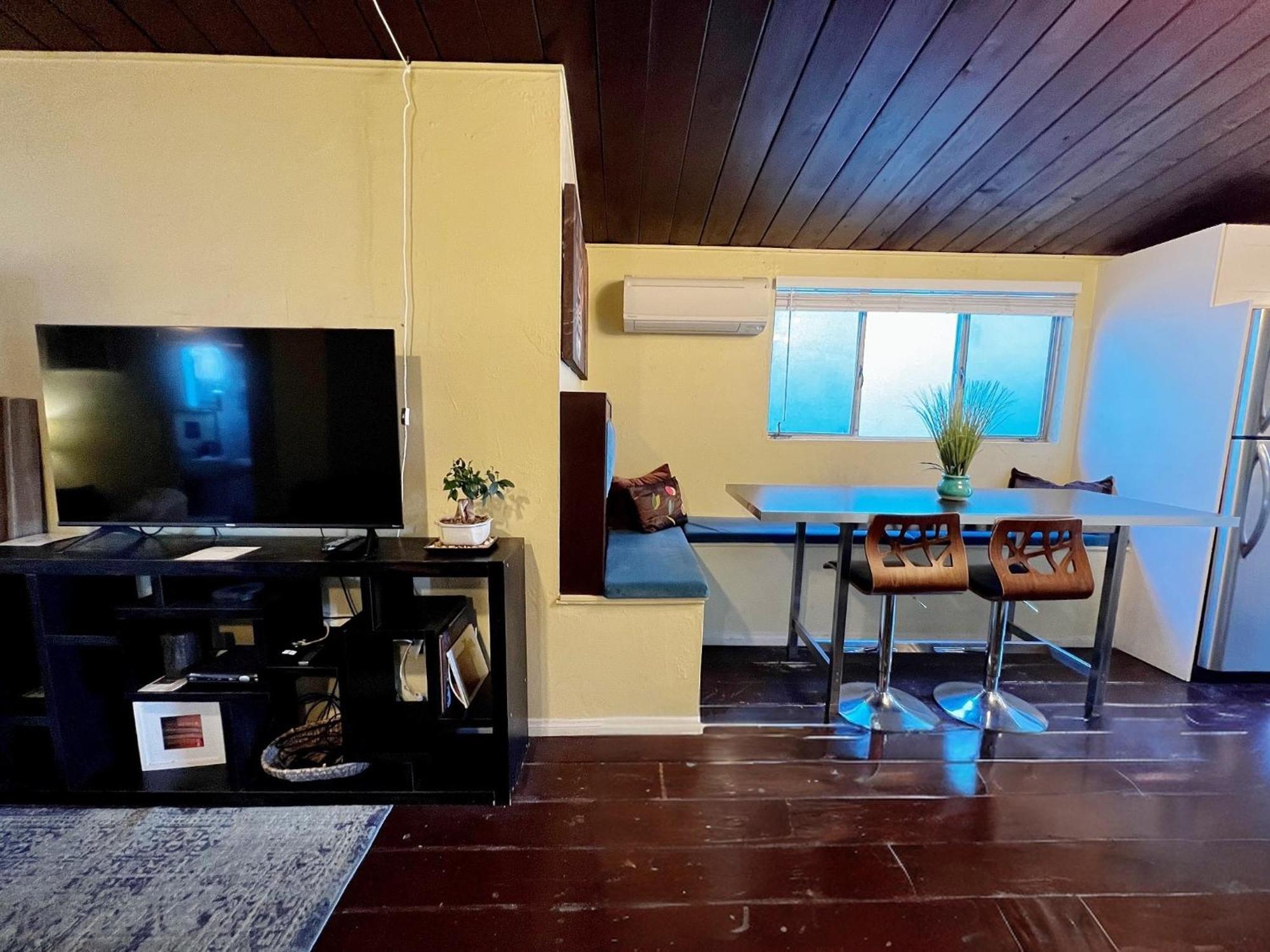 Apartment Sunset Haven: Lakeside Charm In Ocean *
