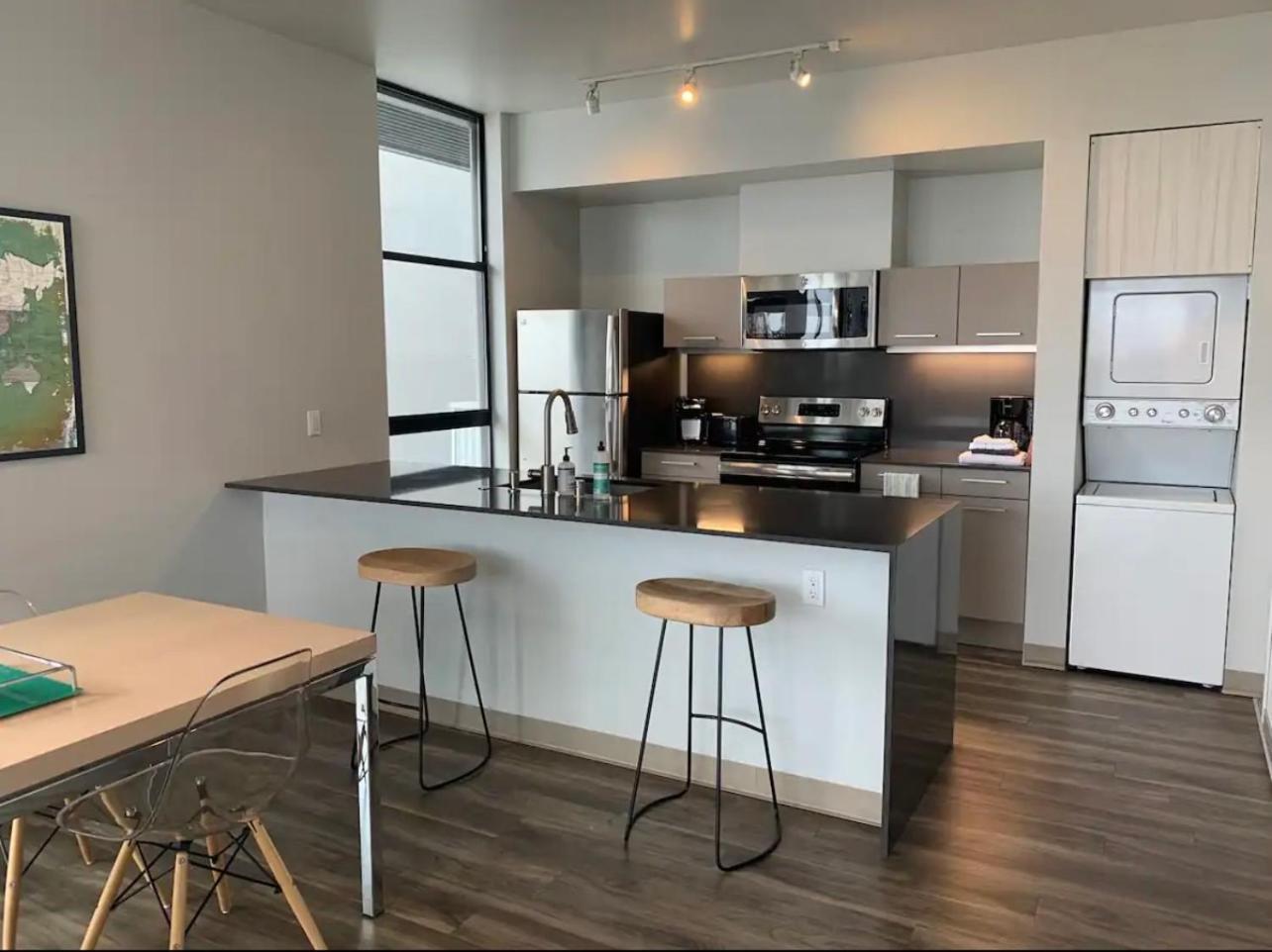 Water & Views 2-bedroom In Little Italy *