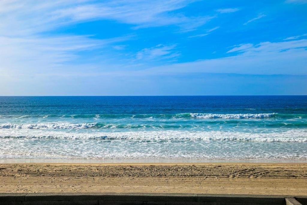 Stunning Ocean Views - Recently Renovated & Warm Sunsets Holiday home