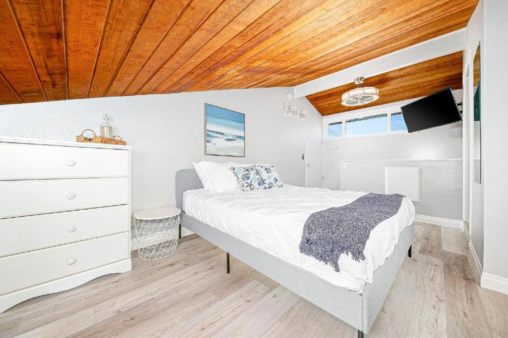 Stunning Ocean Views - Recently Renovated & Warm Sunsets