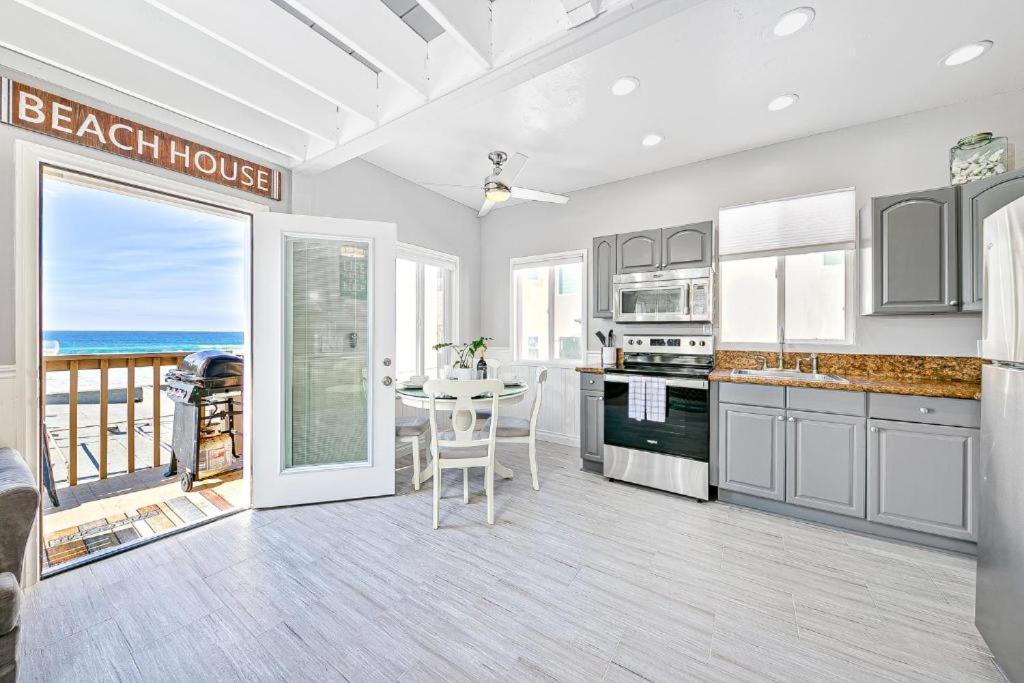 Holiday home Stunning Ocean Views - Recently Renovated & Warm Sunsets