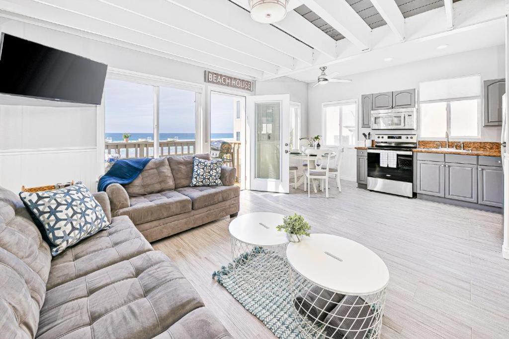Stunning Ocean Views - Recently Renovated & Warm Sunsets