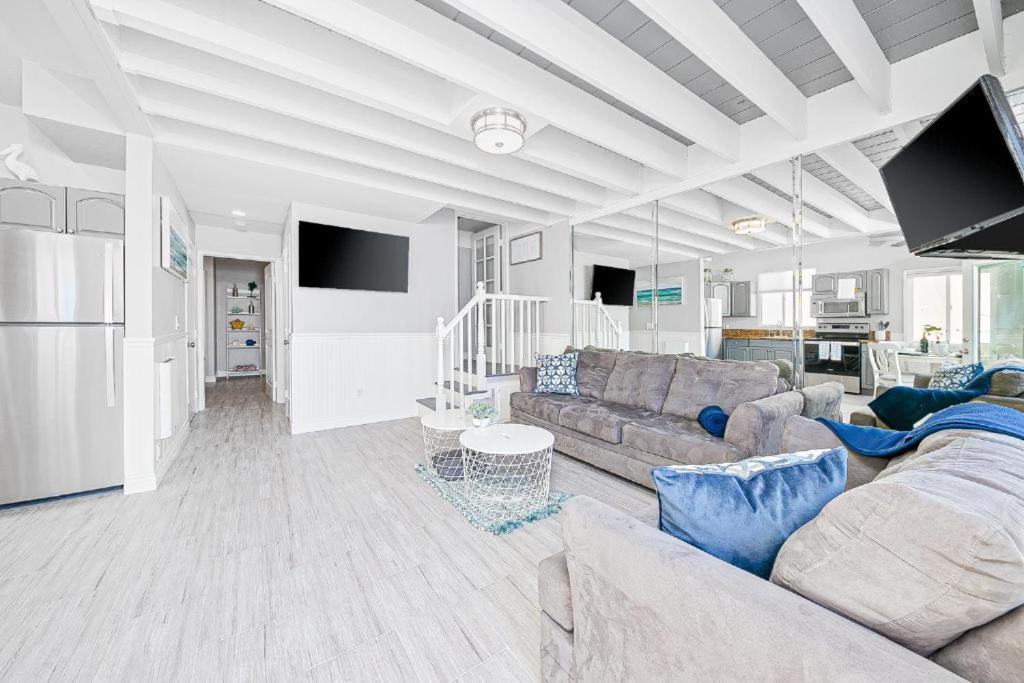 Holiday home Stunning Ocean Views - Recently Renovated & Warm Sunsets *