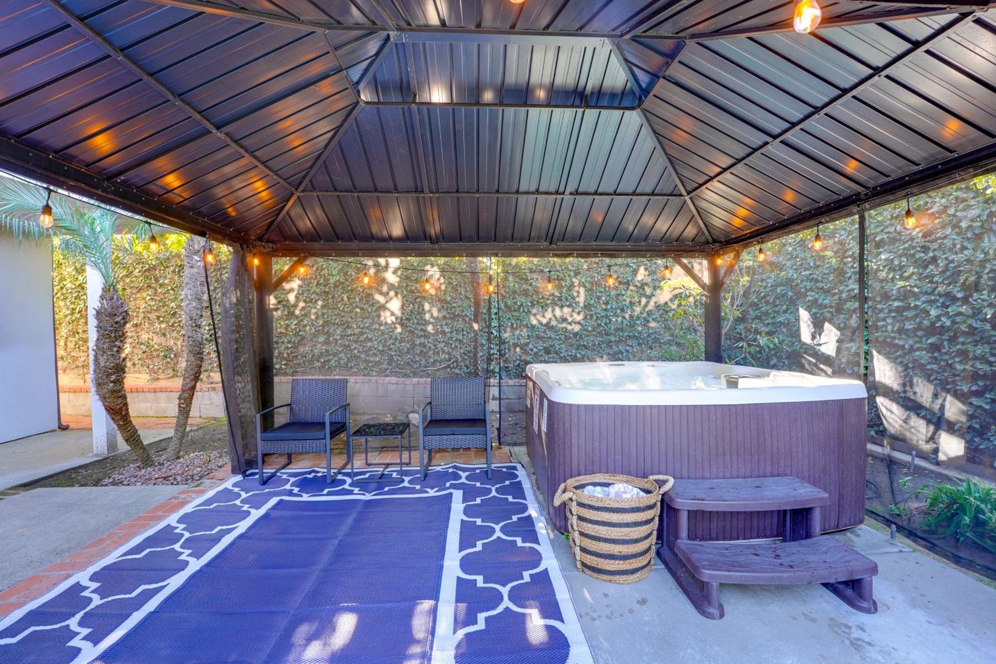 Holiday home Shores Perfection - Spa, Ac, Pet Friendly, Parking, Fire Pit & Massive Private Yard!