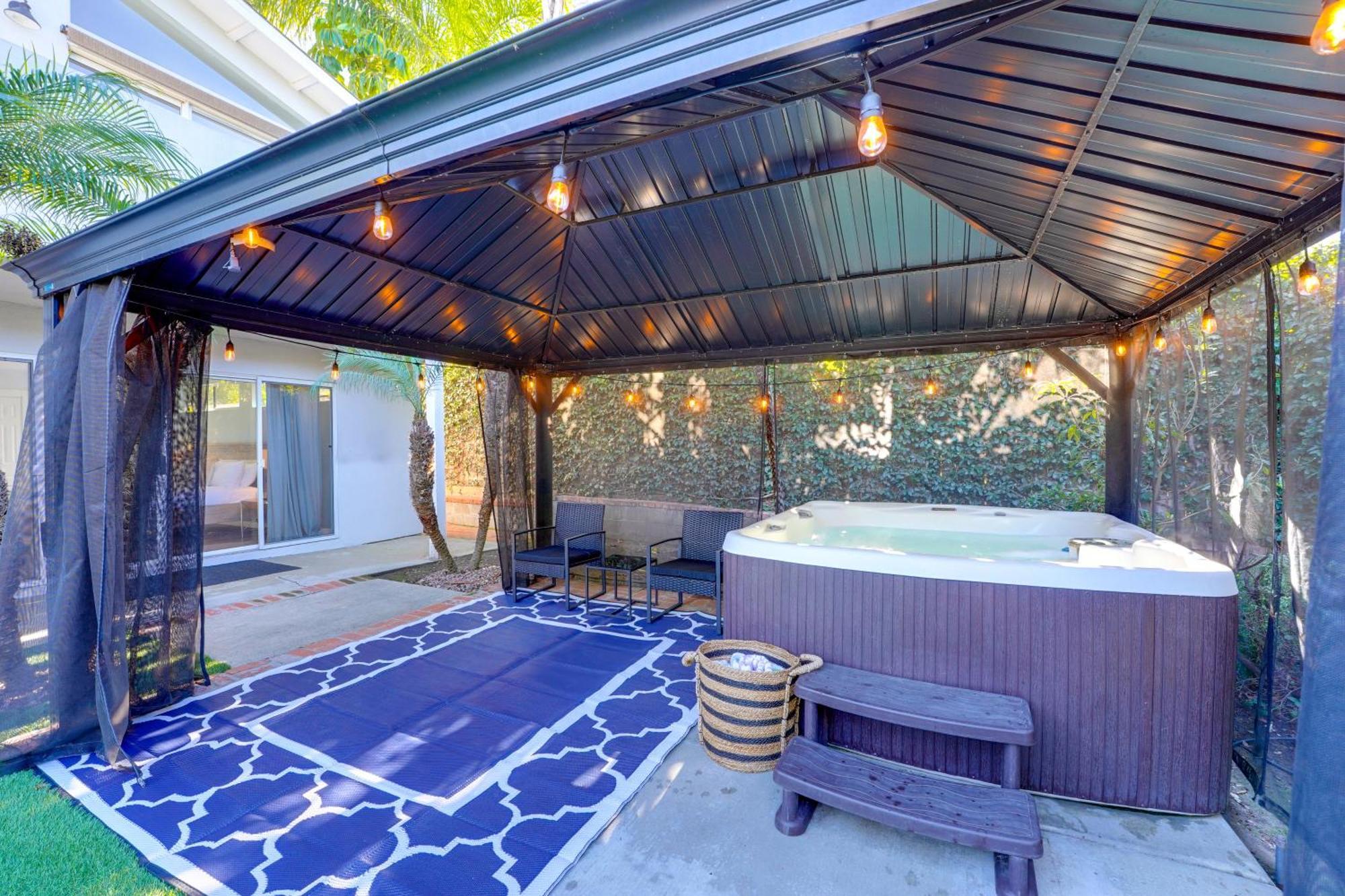 Holiday home Shores Perfection - Spa, Ac, Pet Friendly, Parking, Fire Pit & Massive Private Yard!