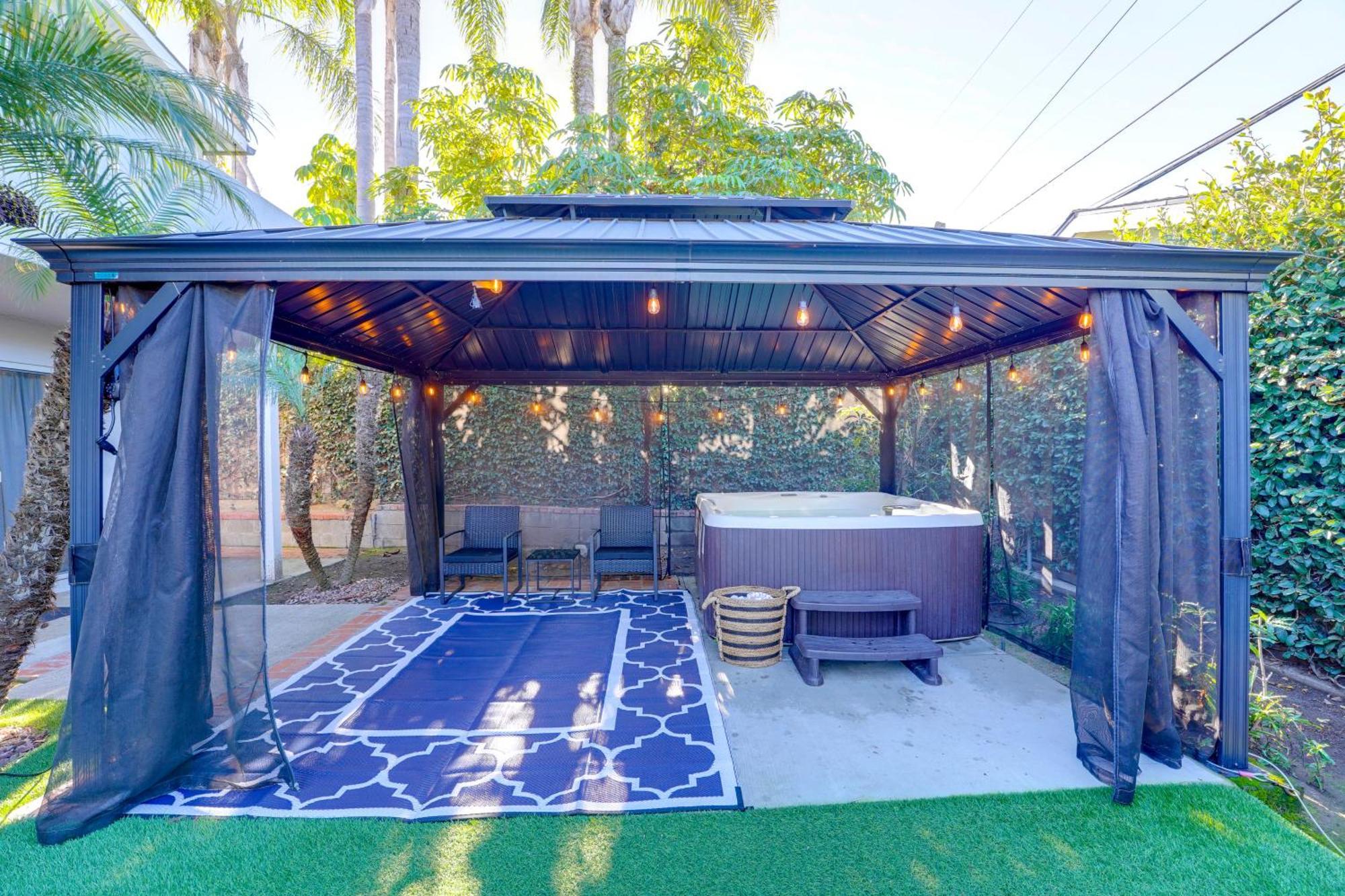 Holiday home Shores Perfection - Spa, Ac, Pet Friendly, Parking, Fire Pit & Massive Private Yard! *
