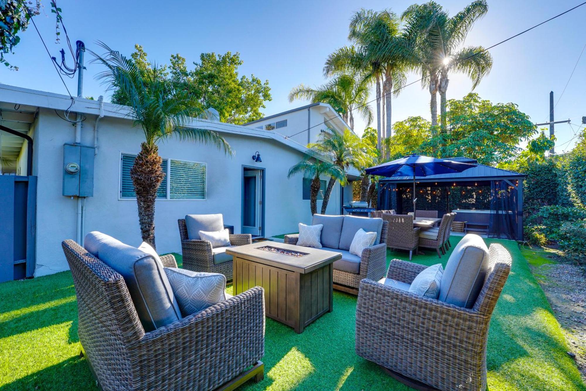 Holiday home Shores Perfection - Spa, Ac, Pet Friendly, Parking, Fire Pit & Massive Private Yard! *