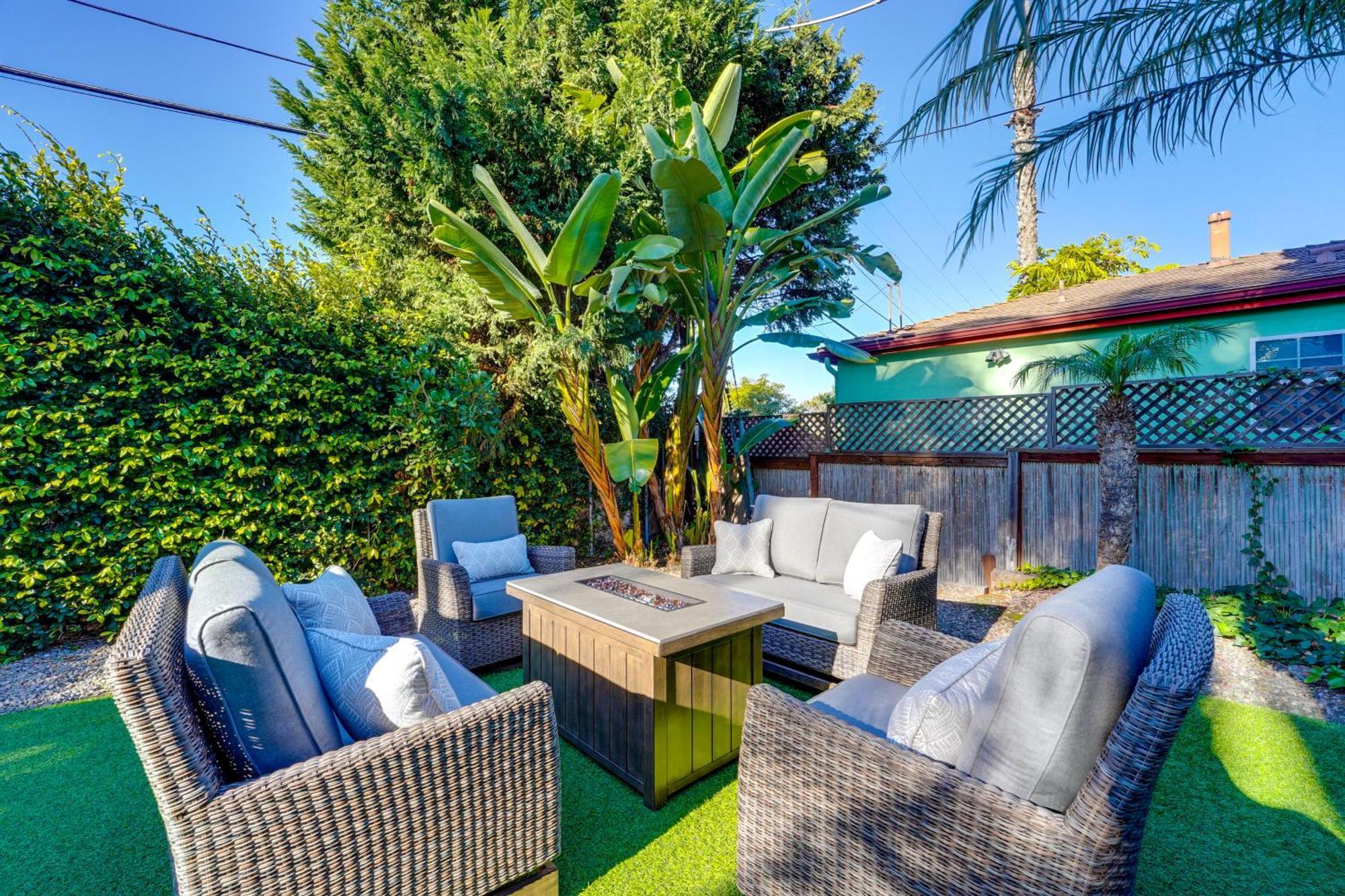 Holiday home Shores Perfection - Spa, Ac, Pet Friendly, Parking, Fire Pit & Massive Private Yard! *
