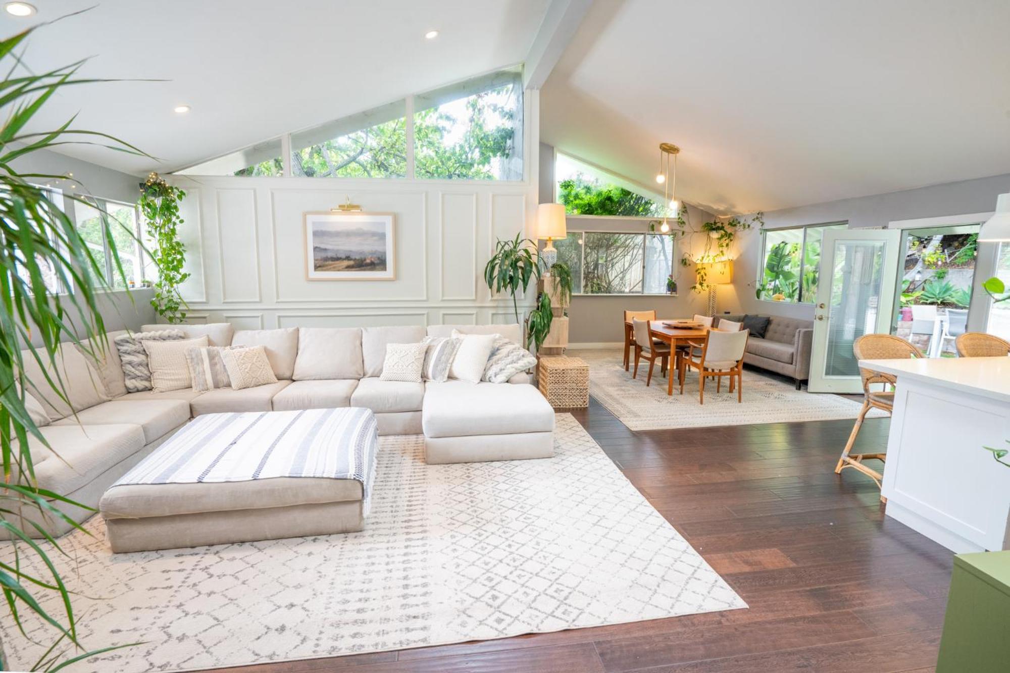 Large House With Jacuzzi, Backyard & Ping Pong Holiday home