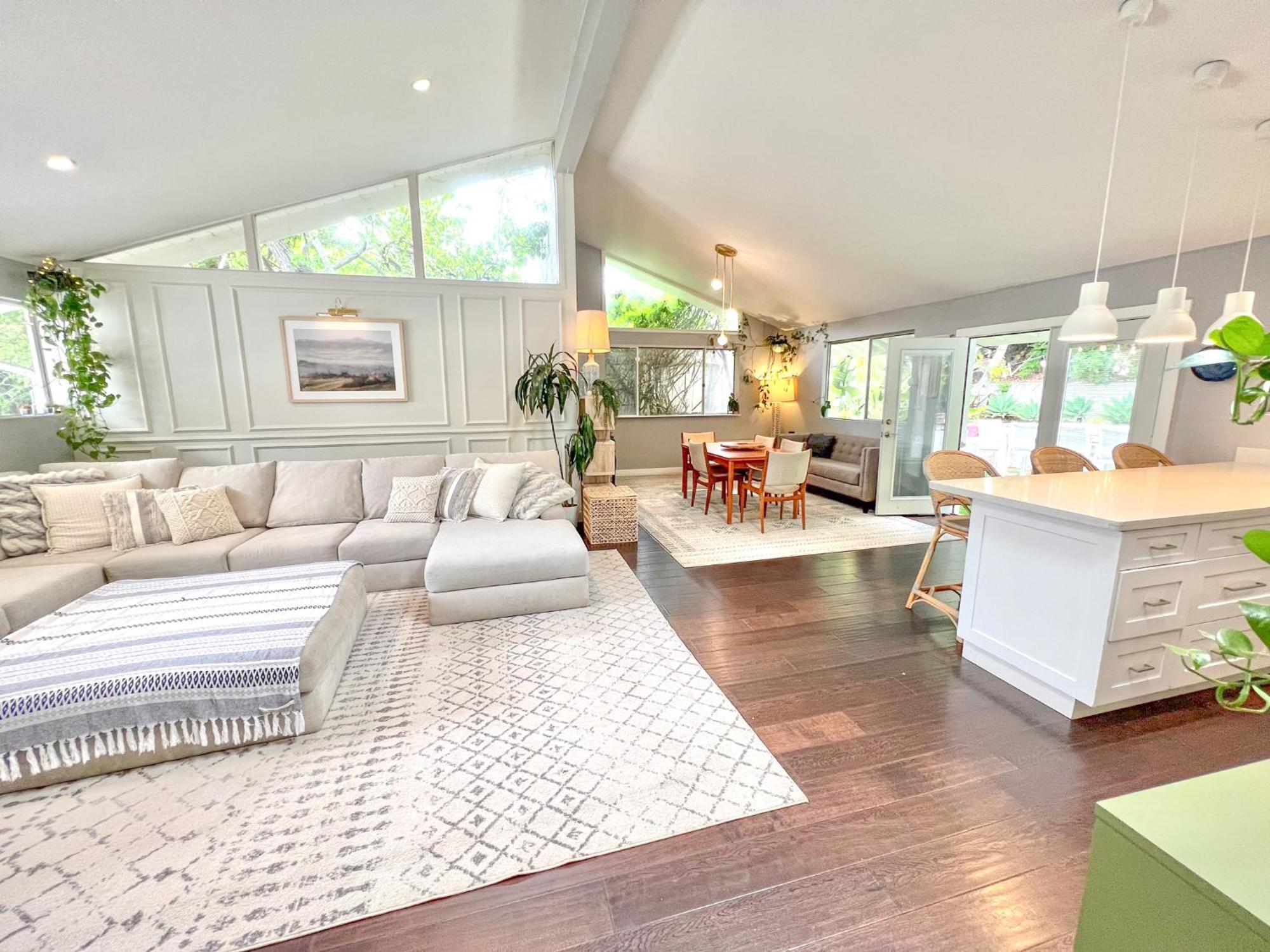 Large House With Jacuzzi, Backyard & Ping Pong
