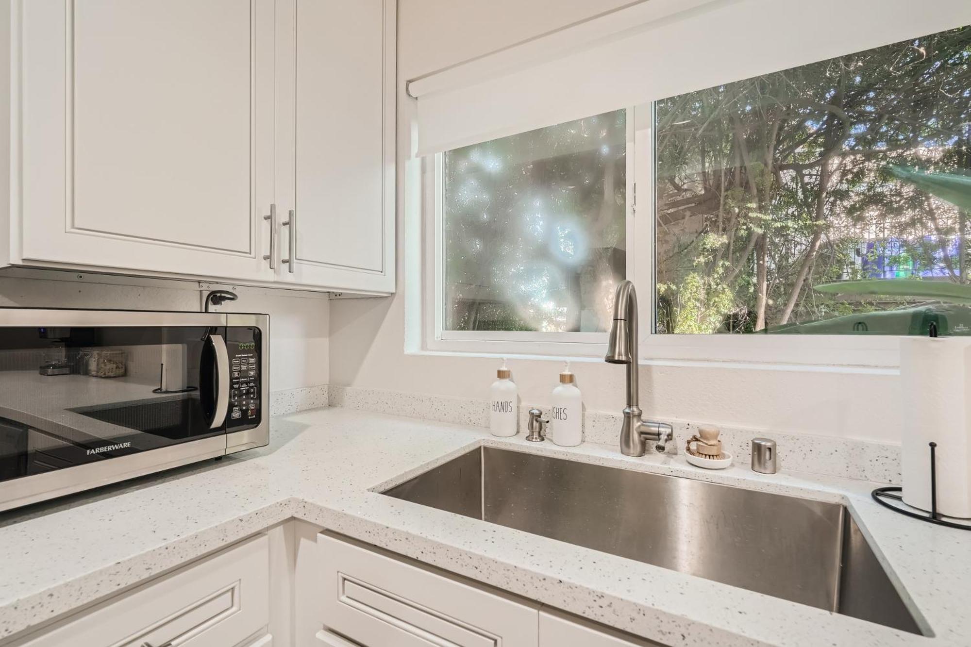 Apartment 2-1 Getaway Near Major Attractions *
