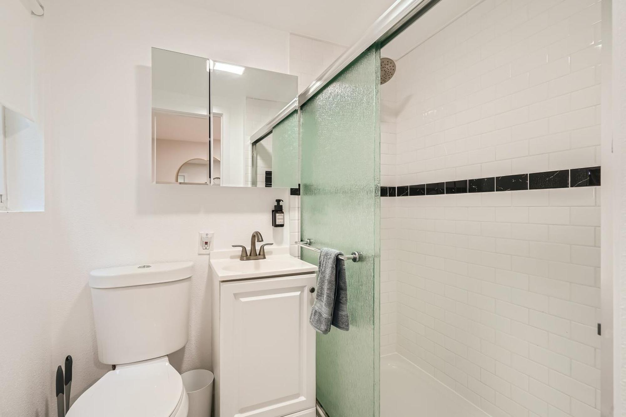 Apartment 2-1 Getaway Near Major Attractions