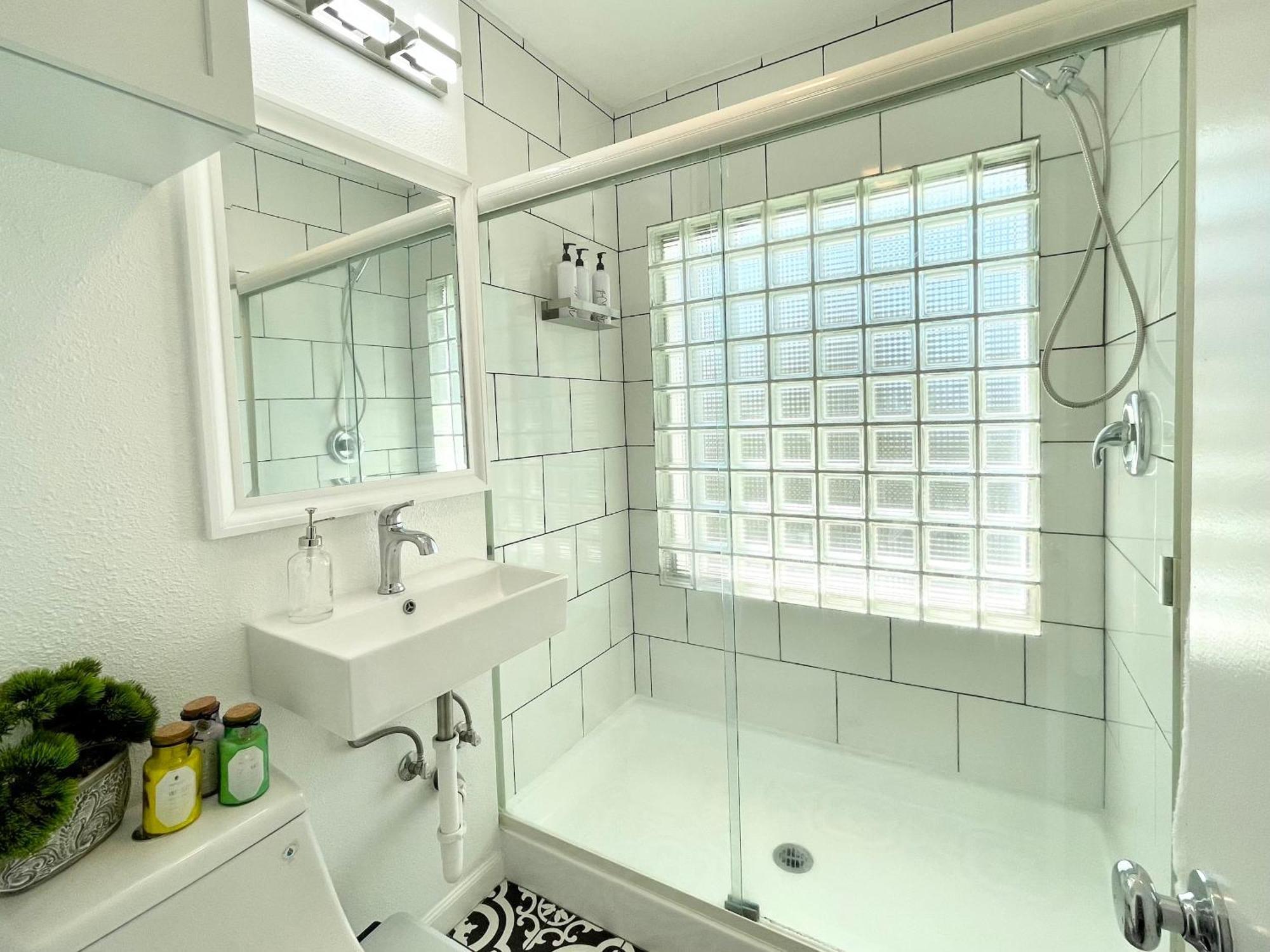 Hidden Gem With Hot Tub And Parking - 4 Guests Apartment *