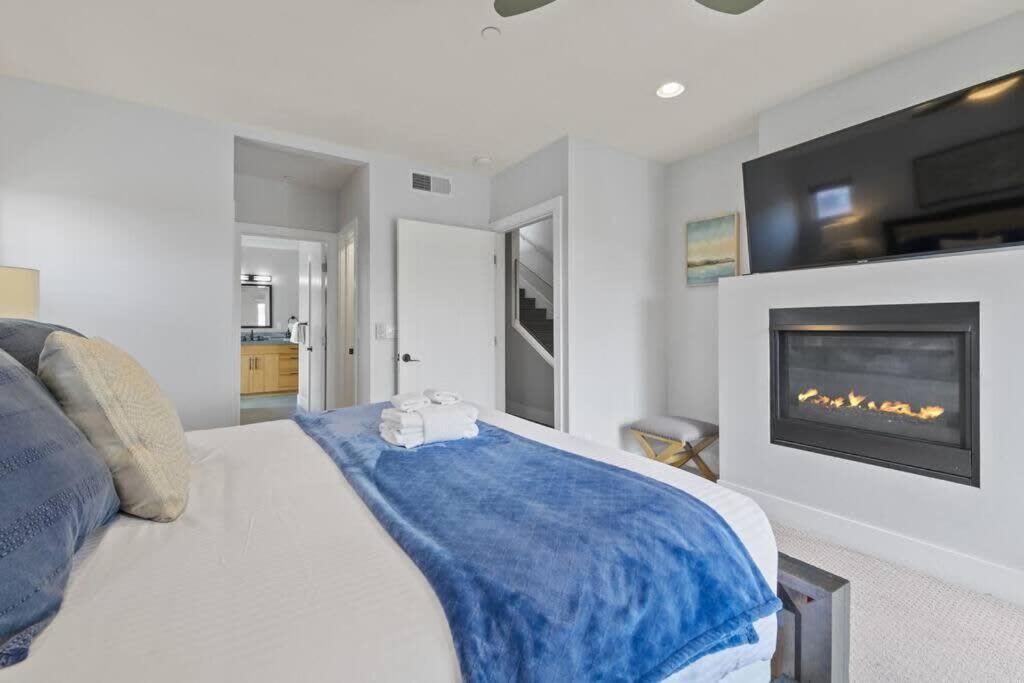 Beachside Bliss- 3-story Sleeps 12 *