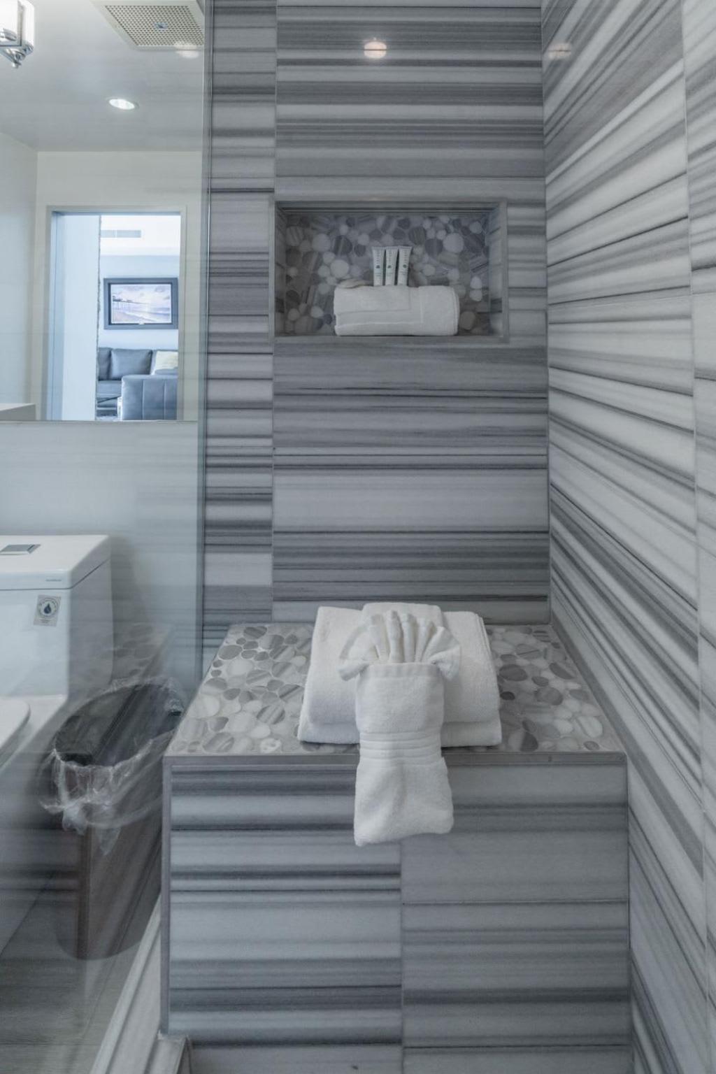 Skyline Escape In The Heart Of Downtown Holiday home *