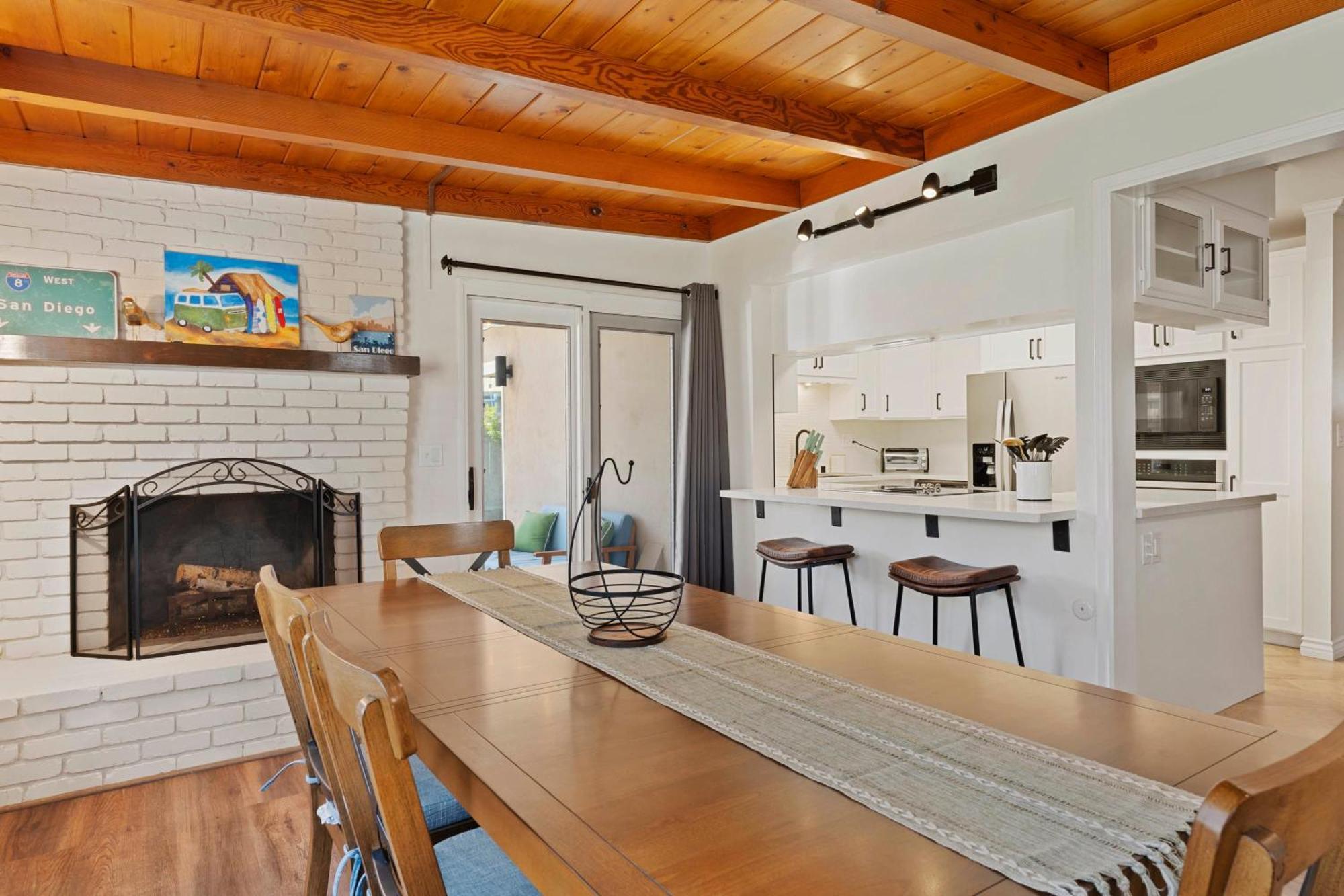 The Sweet Escape Pool Table Grill & Holiday home San Diego