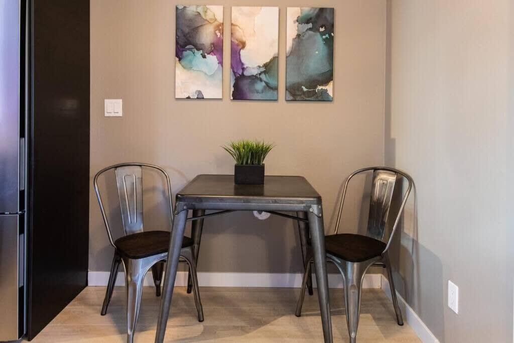 Healthcare-professionals-king-freeparking-wifi-pet * San Diego