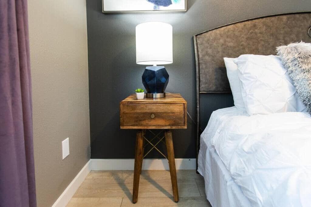 Healthcare-professionals-king-freeparking-wifi-pet Apartment San Diego