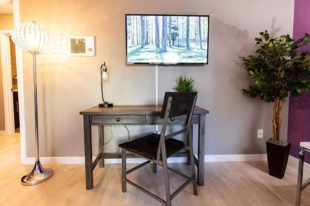 Healthcare-professionals-king-freeparking-wifi-pet San Diego