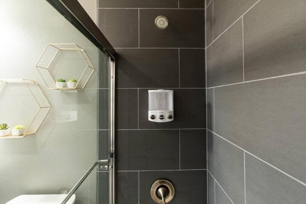 Healthcare-professionals-king-freeparking-wifi-pet San Diego