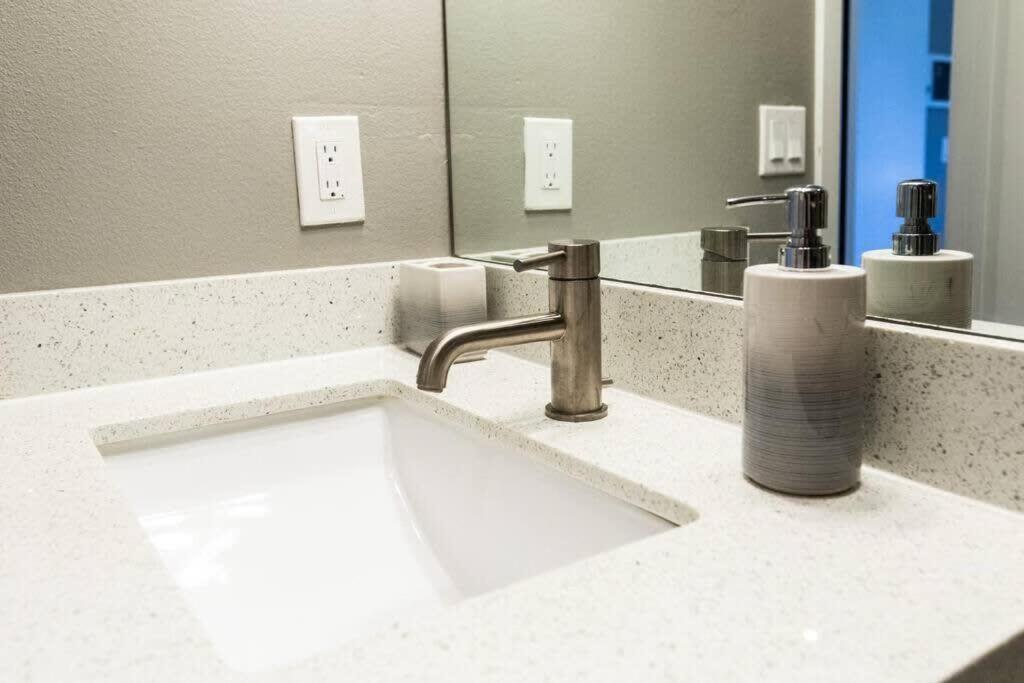 Healthcare-professionals-king-freeparking-wifi-pet * San Diego
