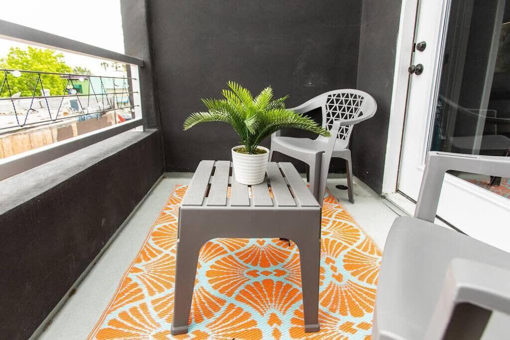 Restaurants-pets-professionals-fastwifi-a C-patios * San Diego