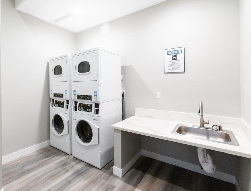 Restaurants-pets-professionals-fastwifi-a C-patios Apartment San Diego