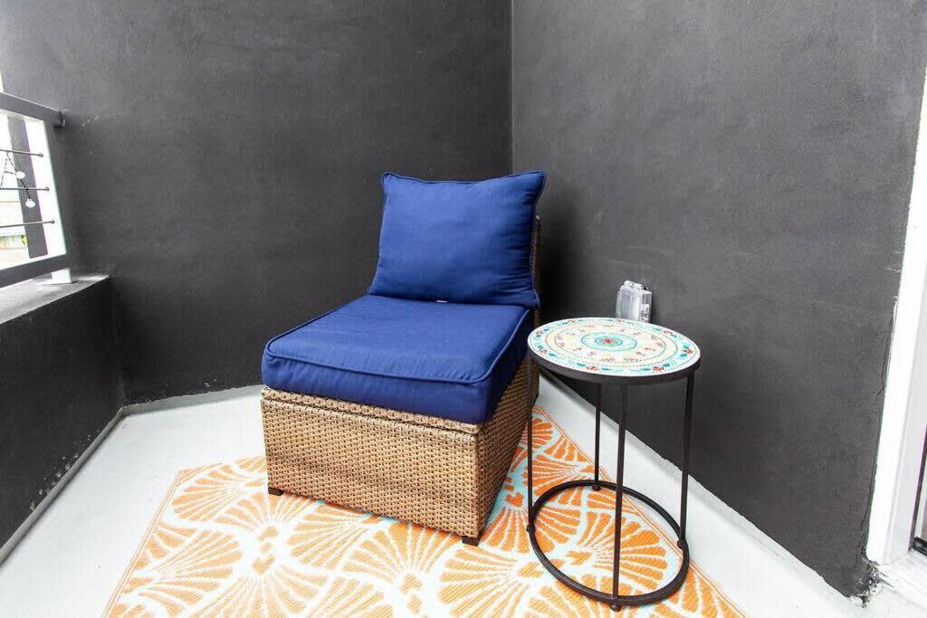 Restaurants-pets-professionals-fastwifi-a C-patios Apartment San Diego
