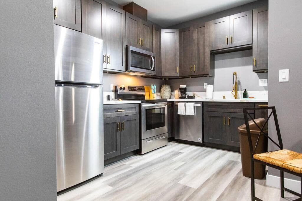 Restaurants-pets-professionals-fastwifi-a C-patios Apartment San Diego